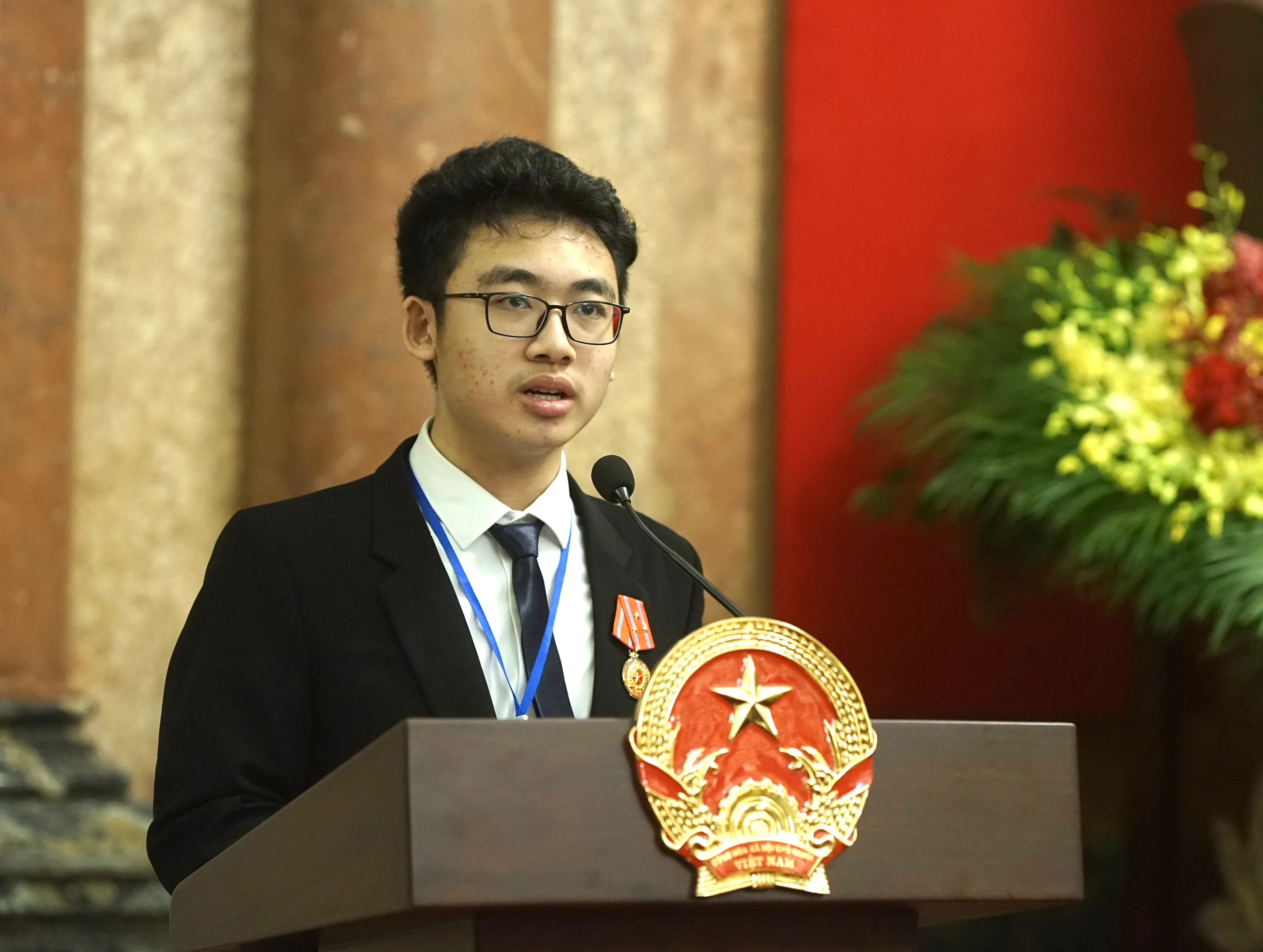 Học sinh Võ Hoàng Hải, lớp 12A2 trường THPT chuyên Khoa học tự nhiên - Trường ĐH Khoa học tự nhiên - ĐHQG Hà Nội. Học sinh Võ Hoàng Hải, lớp 12A2 trường THPT chuyên Khoa học tự nhiên - Trường ĐH Khoa học tự nhiên - ĐHQG Hà Nội.