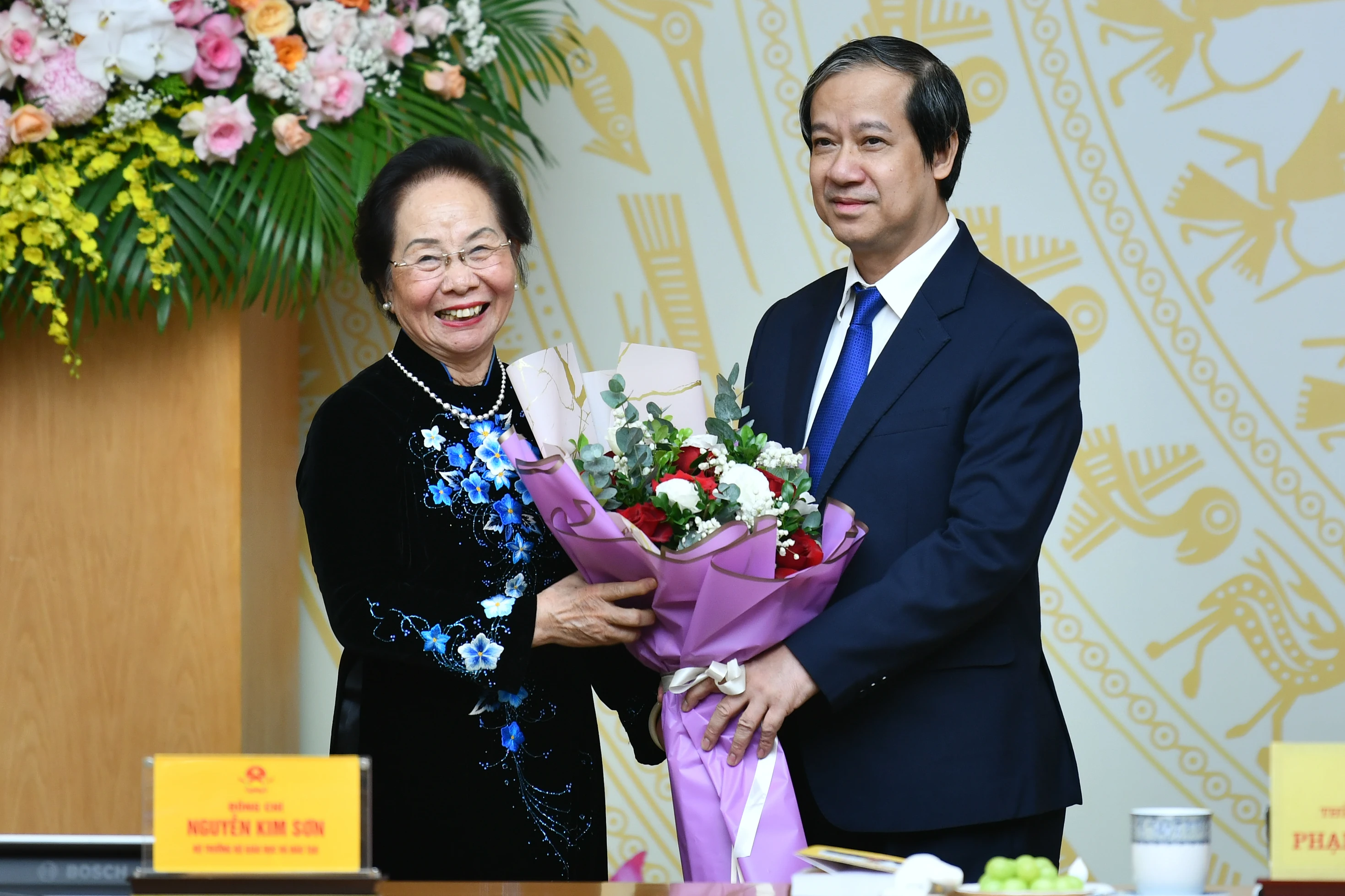 Bộ trưởng Bộ GD&amp;ĐT Nguyễn Kim Sơn tặng hoa GS.TS Nguyễn Thị Doan - nguyên Phó Chủ tịch nước, Chủ tịch Trung ương Hội Khuyến học Việt Nam.