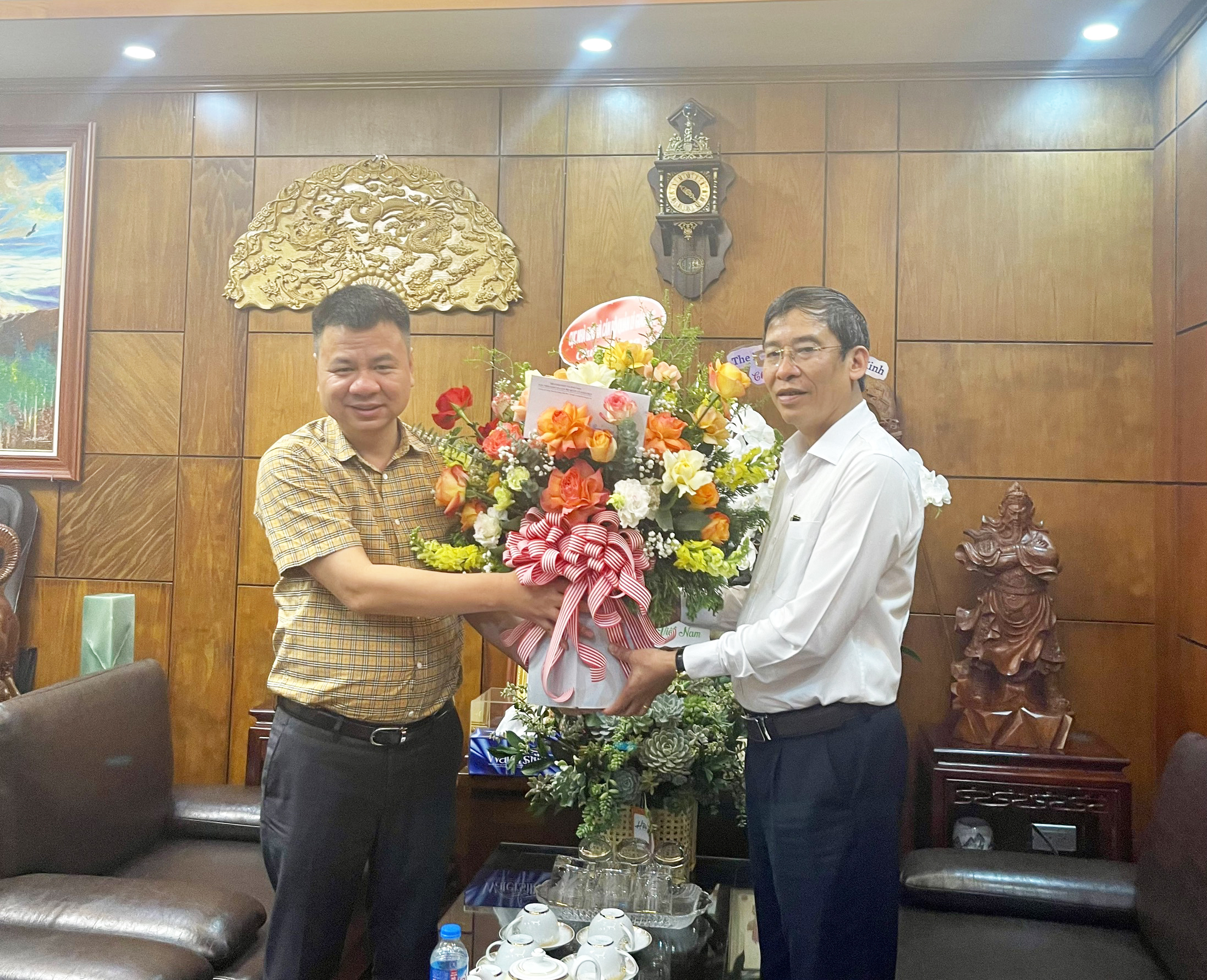 TS Vũ Minh Đức, Cục trưởng Cục Nhà giáo - Bộ GD&amp;ĐT tặng hoa chúc mừng.