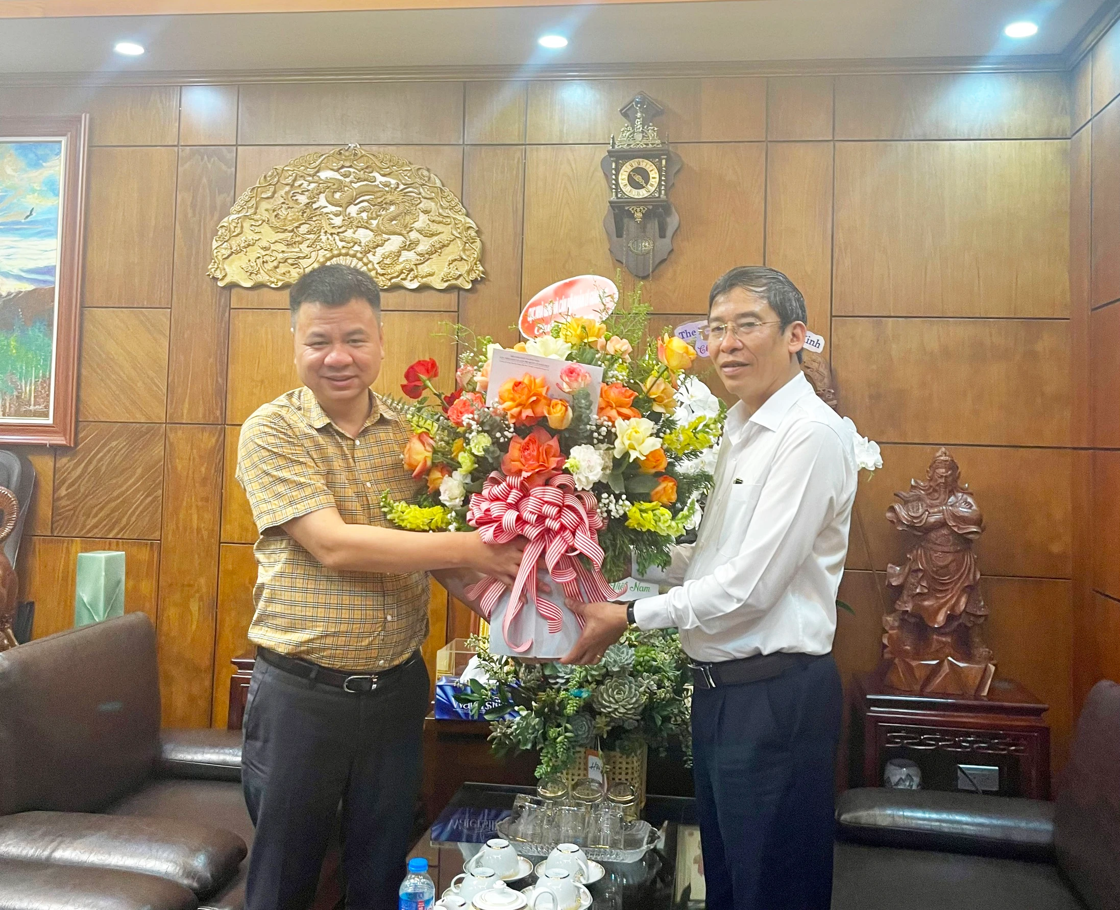 TS Vũ Minh Đức, Cục trưởng Cục Nhà giáo - Bộ GD&amp;ĐT tặng hoa chúc mừng.