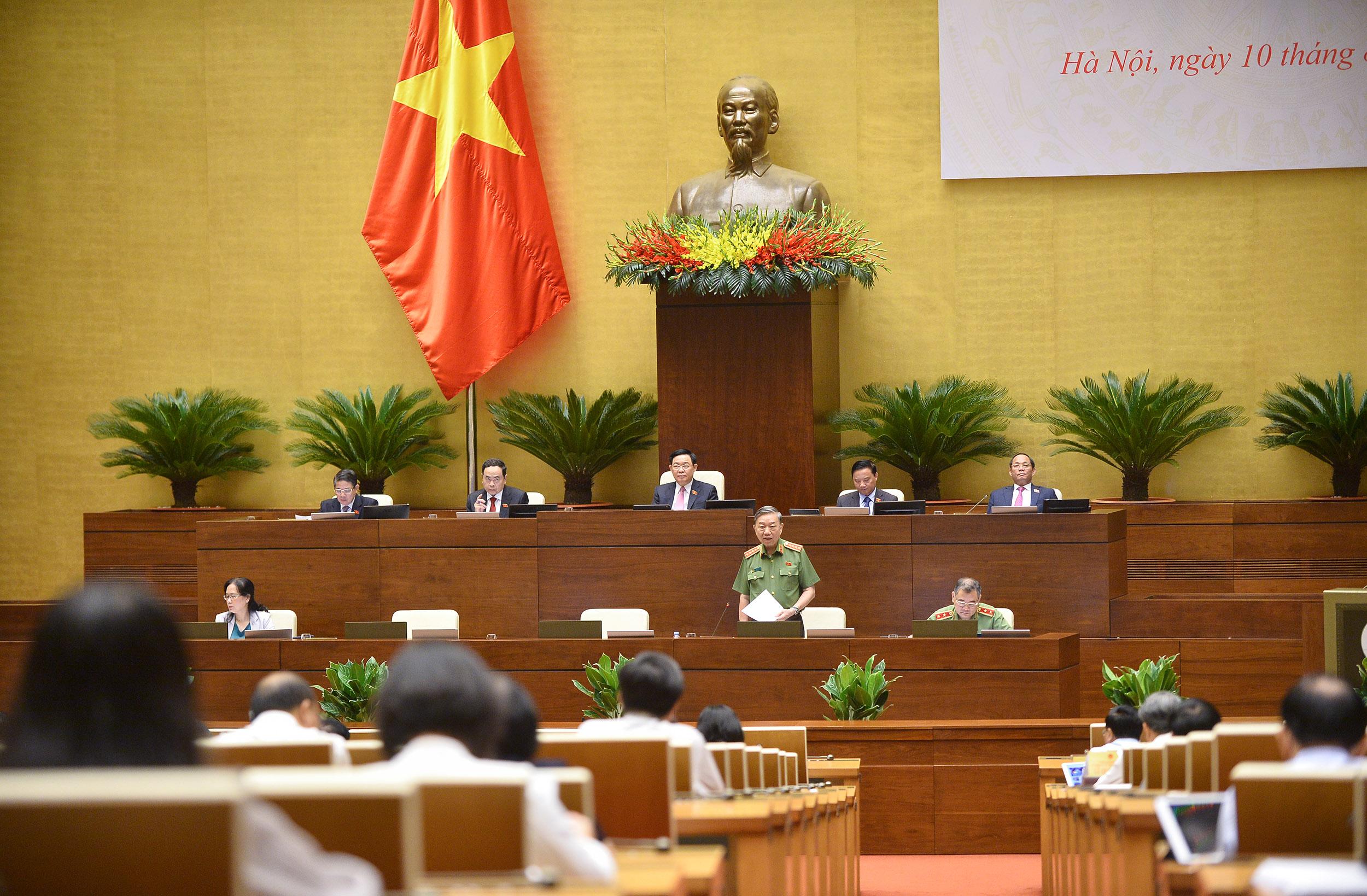 Bộ trưởng Bộ Công an Tô Lâm trả lời chất vấn tại Hội trường Diên Hồng. Ảnh: Quochoi.vn Bộ trưởng Bộ Công an Tô Lâm trả lời chất vấn tại Hội trường Diên Hồng. Ảnh: Quochoi.vn