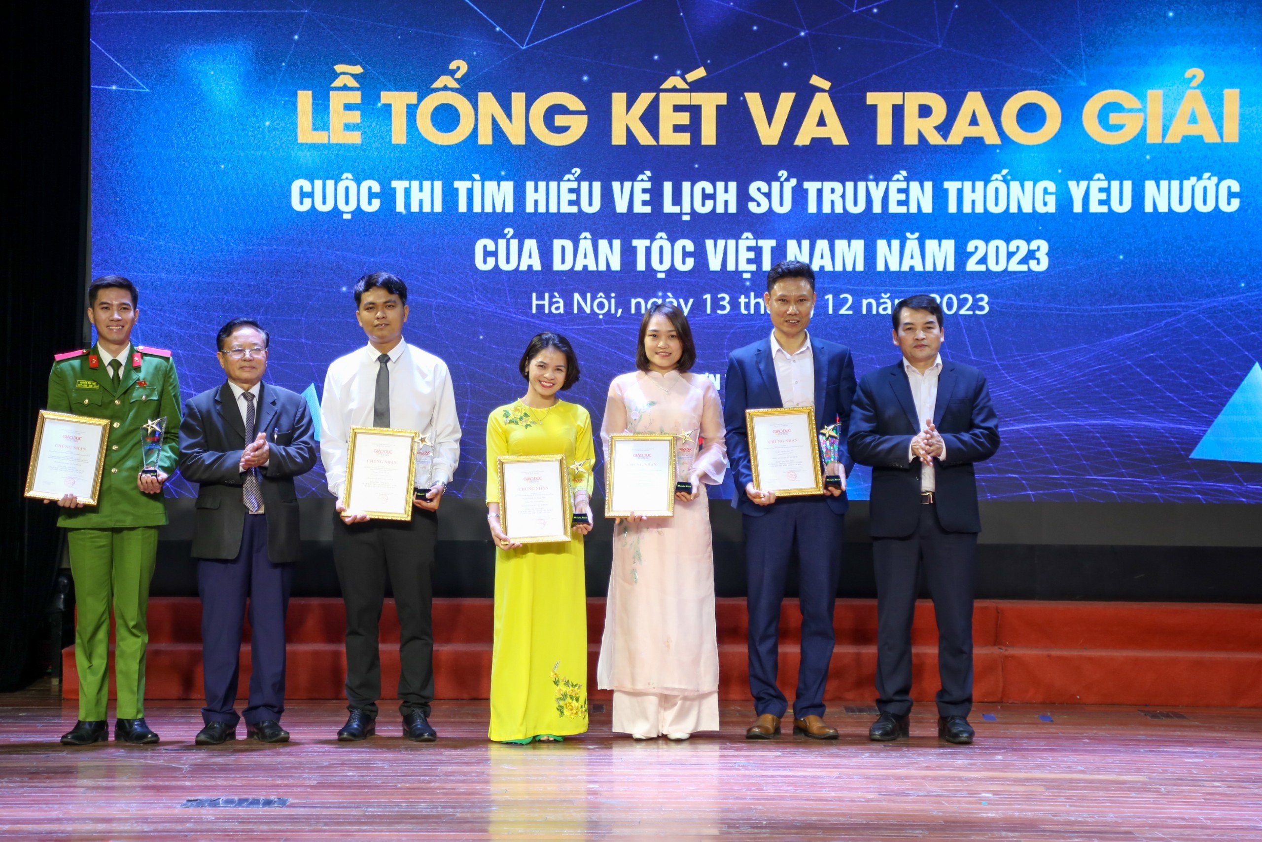 Thiếu tướng, TS, Nhà văn Nguyễn Hồng Thái, Nguyên Viện trưởng Viện Lịch sử Công an Nhân dân, nguyên Tổng biên tập Tạp chí Công an nhân dân và ông Phạm Tuấn Anh, Phó cục trưởng Cục Nhà giáo và Cán bộ Quản lý giáo dục trao giải cho các tác giả đạt giải Khuyến khích.