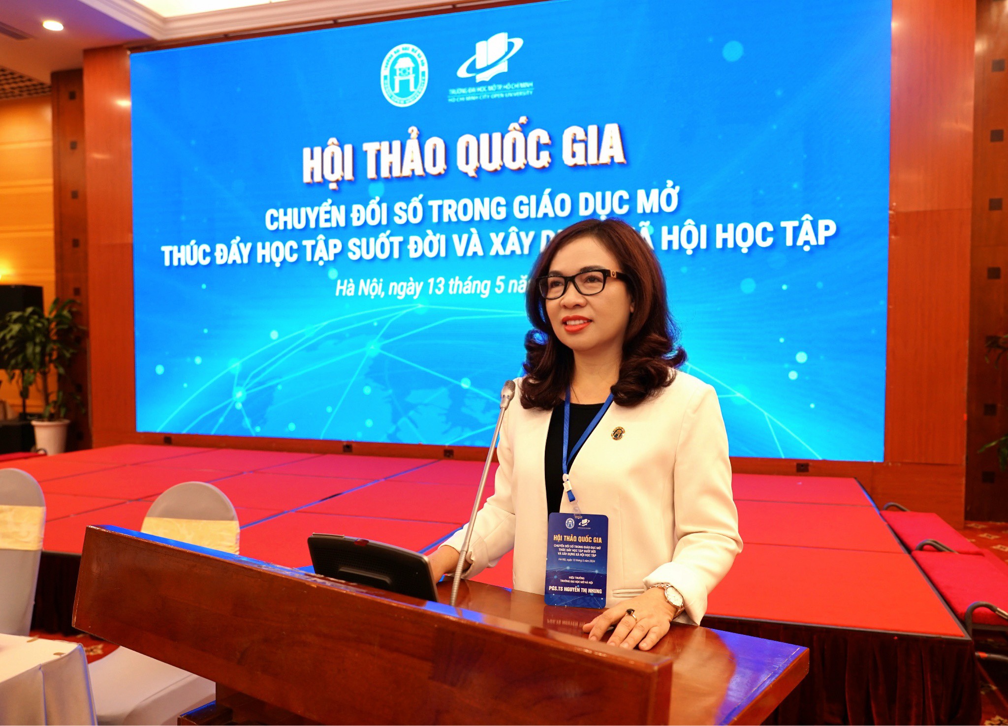 Hiệu trưởng Trường ĐH Mở Hà Nội Nguyễn Thị Nhung: Hội thảo tập trung vào chuyển đổi số trong giáo dục, trọng tâm là chuyển đổi số trong giáo dục mở, như thực trạng hạ tầng, nền tảng công nghệ trong quản lý, quản trị, tác nghiệp, vận hành; thực trạng công tác xây dựng, quản lý chất lượng, chia sẻ tài nguyên giáo dục, học liệu mở phục vụ việc tự học và học tập suốt đời của người dân...