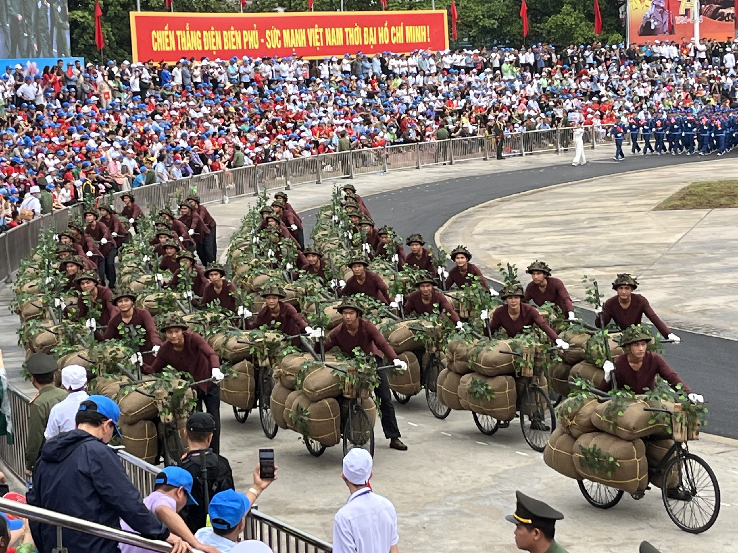 Đáp lời kêu gọi của Bác Hồ: “Hễ là người Việt Nam thì phải đứng lên đánh thực dân Pháp để cứu Tổ quốc”, hàng chục vạn nam, nữ đã xung phong vào Dân công hỏa tuyến phục vụ Chiến dịch Điện Biên Phủ với quyết tâm: “Dù bom đạn xương tan, thịt nát/ Không sờn lòng, không tiếc tuổi xanh...” mở đường, vận chuyển vũ khí, lương thực, thương bệnh binh, lập nhiều chiến công.