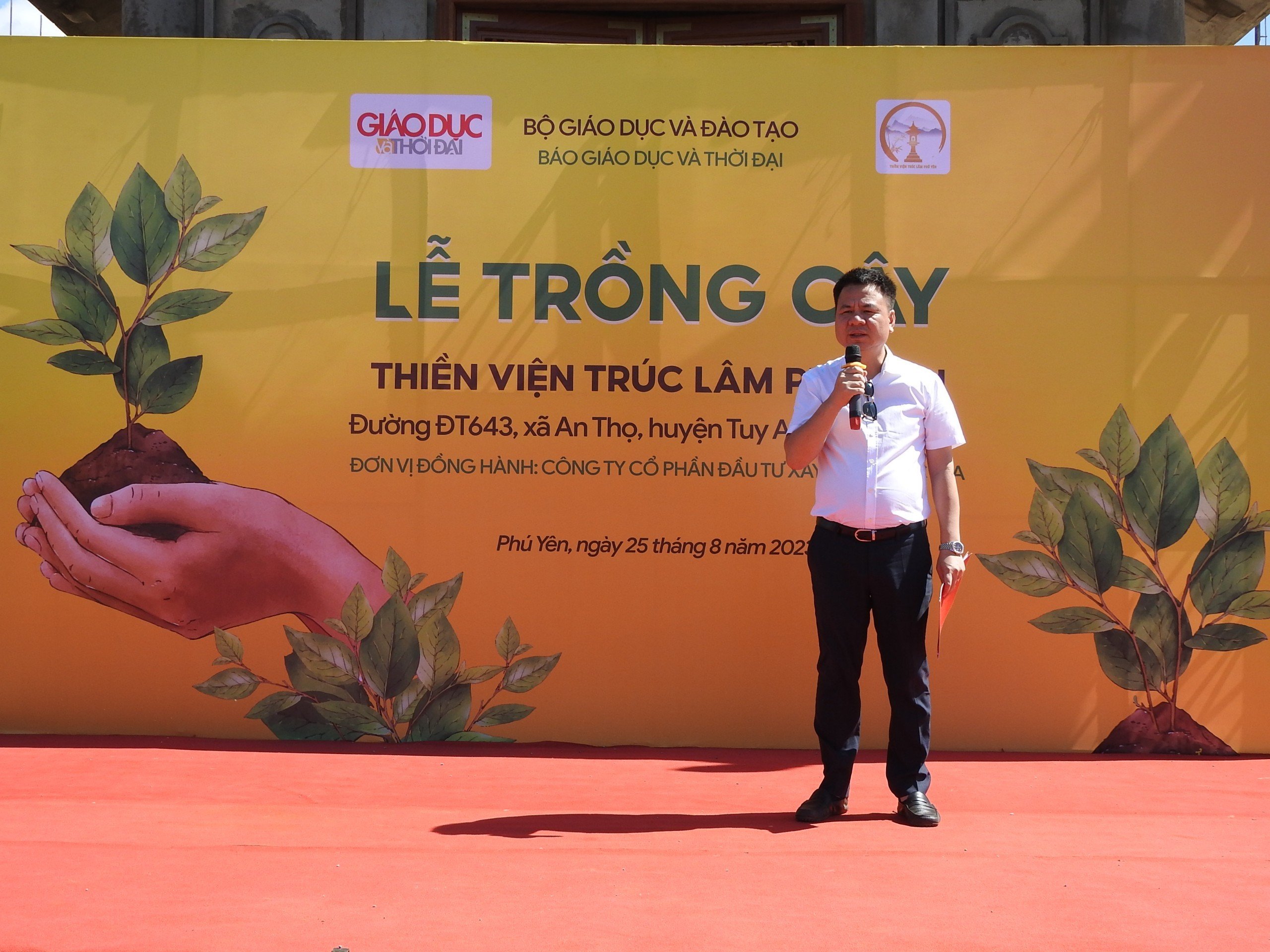 Nhà báo Triệu Ngọc Lâm – Tổng biên tập Báo Giáo dục &amp; Thời đại phát biểu tại Lễ trồng cây.