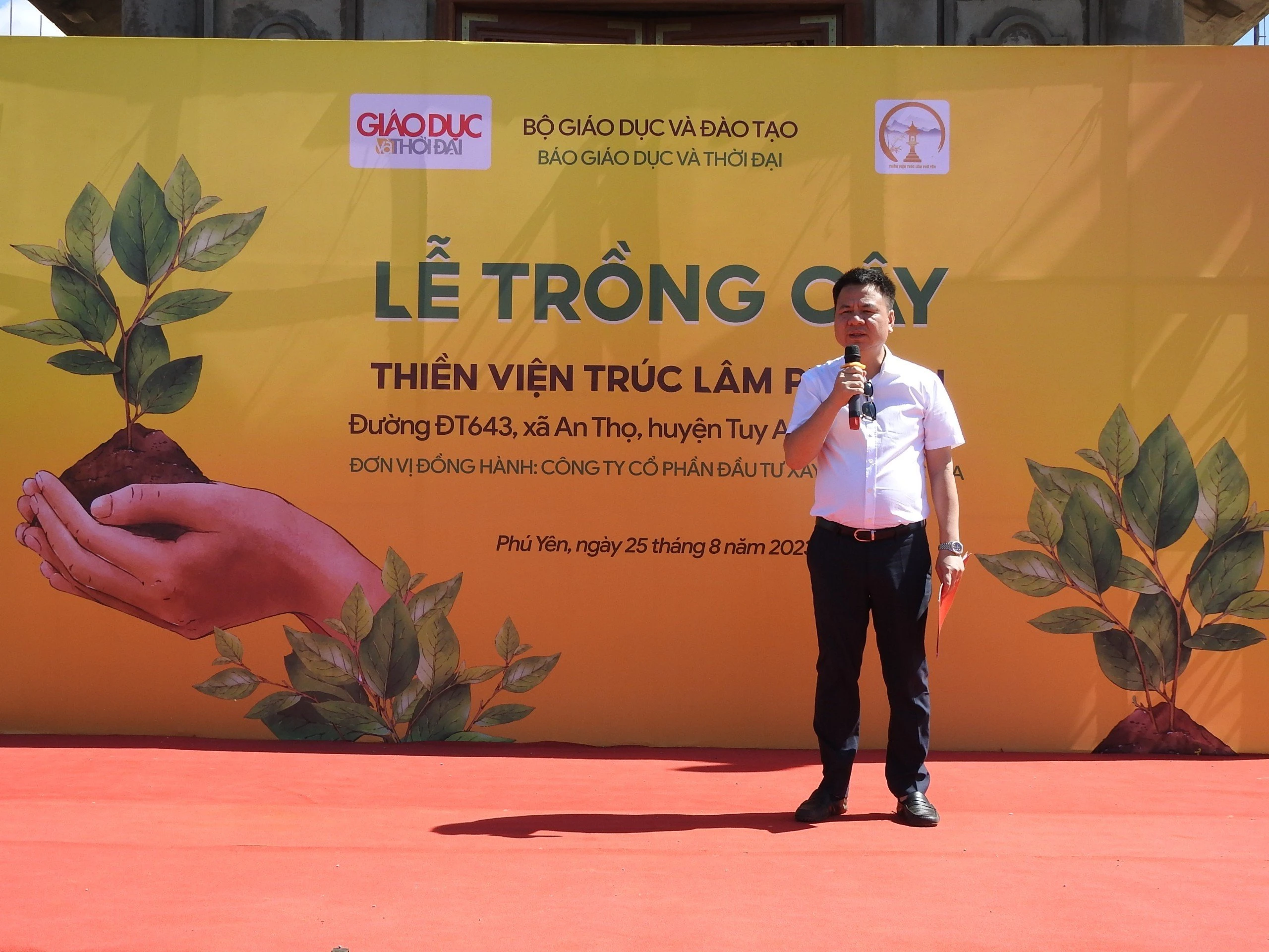 Nhà báo Triệu Ngọc Lâm – Tổng biên tập Báo Giáo dục &amp; Thời đại phát biểu tại Lễ trồng cây.