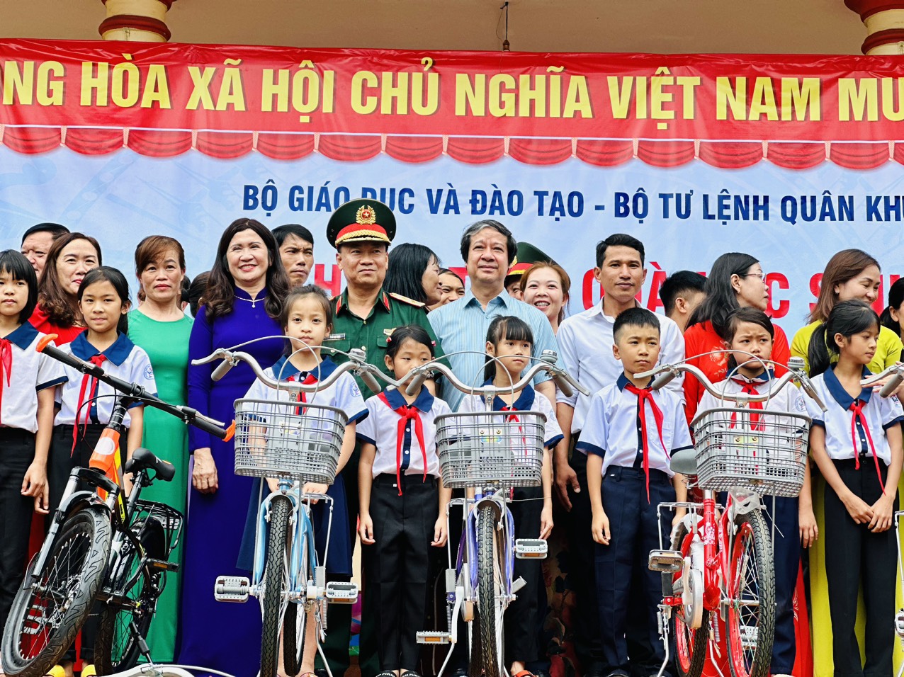 Bộ trưởng Nguyễn Kim Sơn và Trung tướng Thái Đại Ngọc, Tư lệnh Quân khu 5 tặng quà cho học sinh Trường Tiểu học Nơ Trang Lơng, huyện Đắk Glong, tỉnh Đắk Nông. Bộ trưởng Nguyễn Kim Sơn và Trung tướng Thái Đại Ngọc, Tư lệnh Quân khu 5 tặng quà cho học sinh Trường Tiểu học Nơ Trang Lơng, huyện Đắk Glong, tỉnh Đắk Nông.