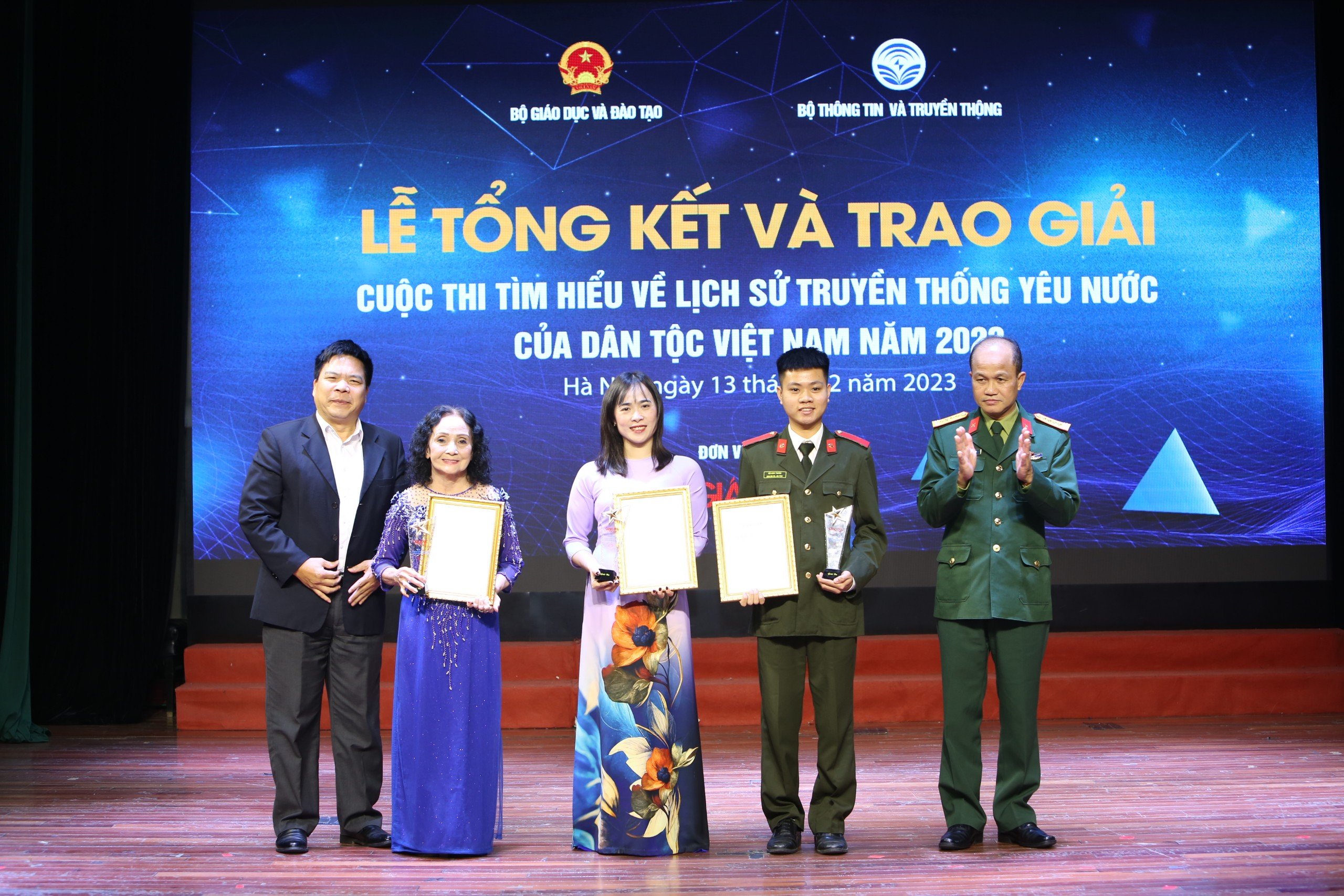Đại tá, TS Lê Thanh Bài - Phó Viện trưởng Viện Lịch sử Quân sự và ông Đinh Xuân Thắng - Phó Vụ trưởng Vụ tuyên truyền, Uỷ ban Dân tộc trao giải Ba cho các tác giả.
