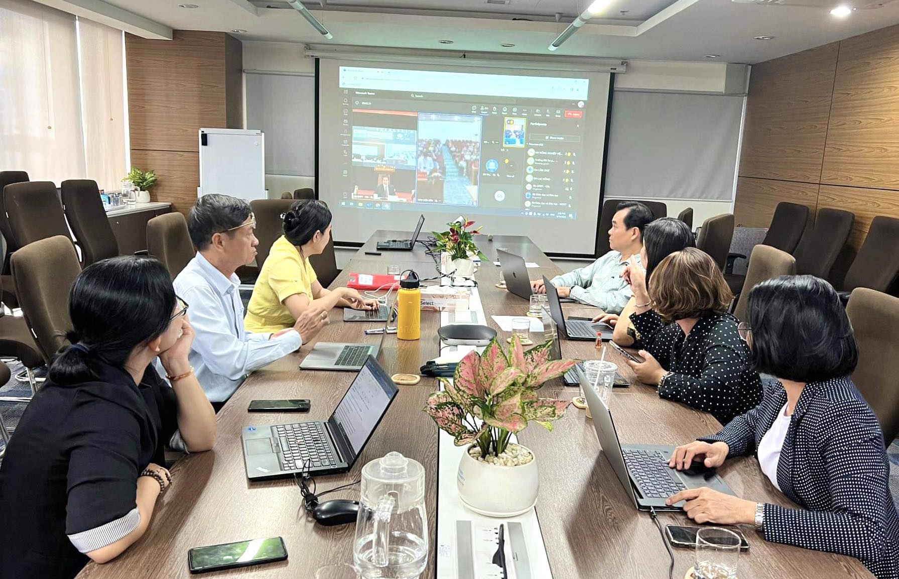 Hình ảnh đại biểu tham dự buổi gặp gỡ qua hình thức trực tuyến tại một số điểm cầu các đại học, trường đại học.