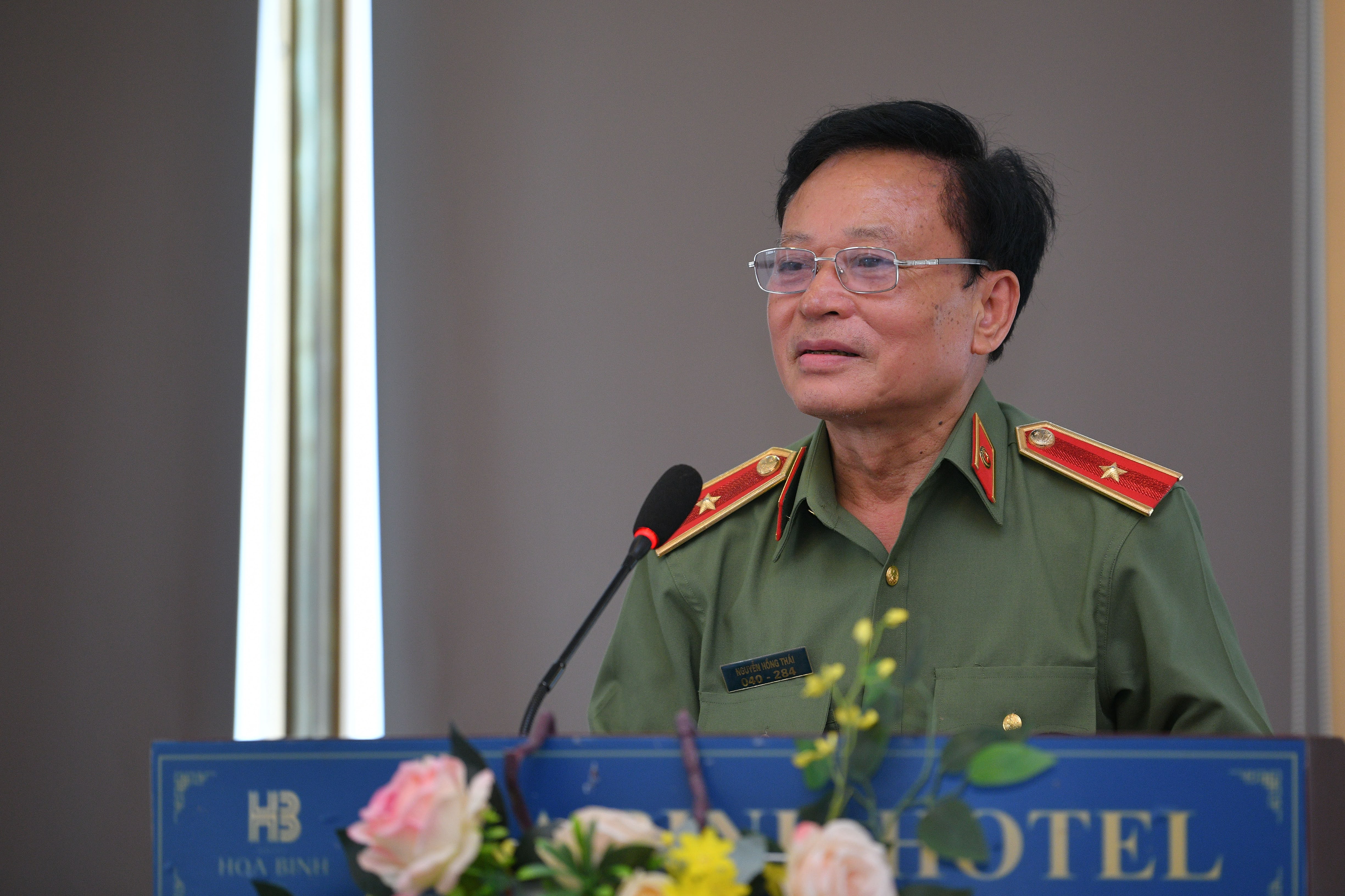 Thiếu tướng, tiến sĩ, nhà văn Nguyễn Hồng Thái, nguyên Viện trưởng Viện Lịch sử công an nhân dân, nguyên Tổng Biên tập tạp chí Công an nhân dân. Thiếu tướng, tiến sĩ, nhà văn Nguyễn Hồng Thái, nguyên Viện trưởng Viện Lịch sử công an nhân dân, nguyên Tổng Biên tập tạp chí Công an nhân dân.