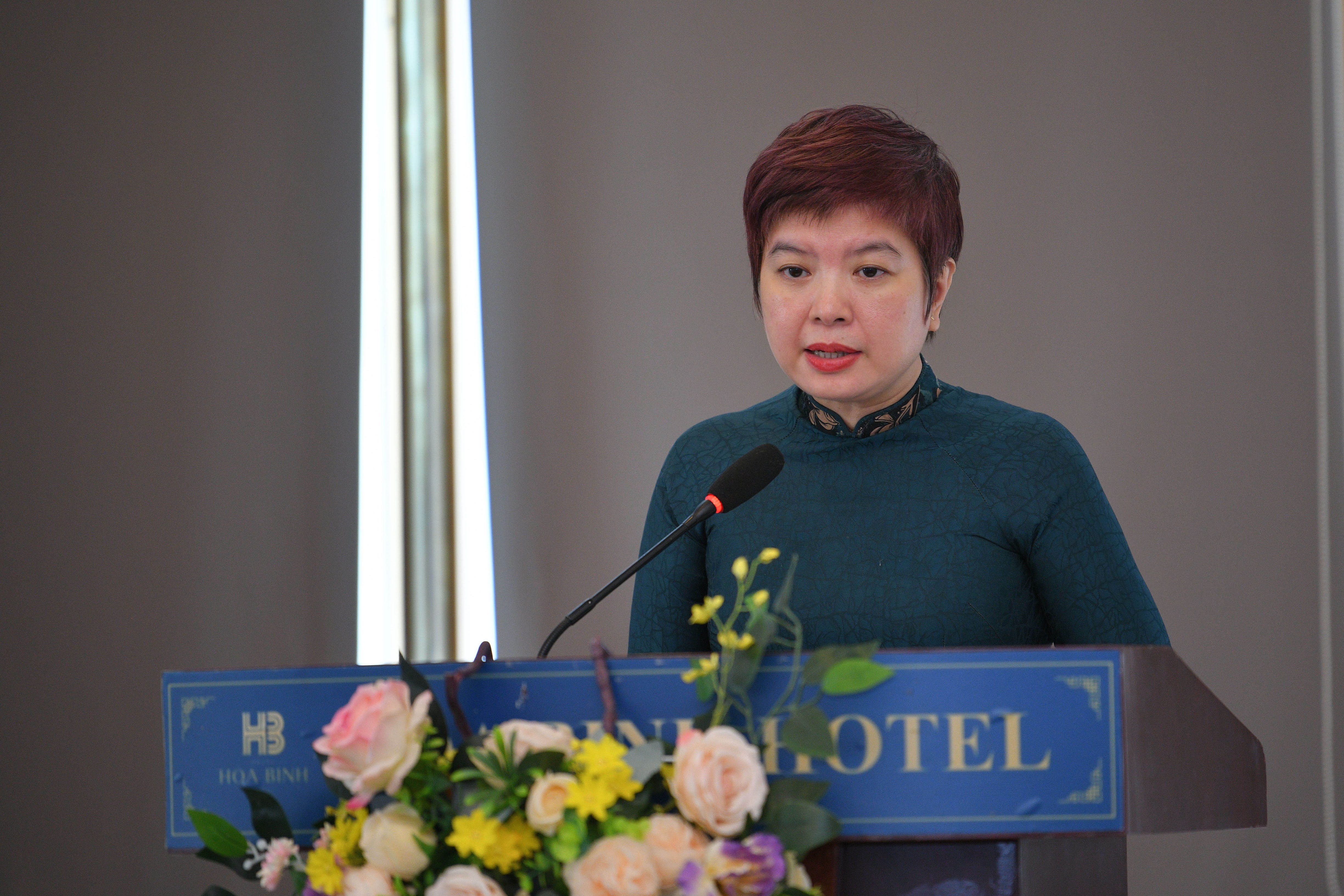 Nhà báo Dương Thị Thanh Hương, Phó Tổng Biên tập Báo Giáo dục và Thời đại công bố Thể lệ cuộc thi. Nhà báo Dương Thị Thanh Hương, Phó Tổng Biên tập Báo Giáo dục và Thời đại công bố Thể lệ cuộc thi.