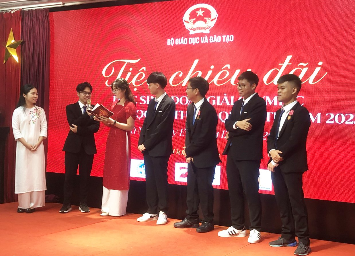 Các học sinh đạt giải Olympic quốc tế 2023 giao lưu. Các học sinh đạt giải Olympic quốc tế 2023 giao lưu.