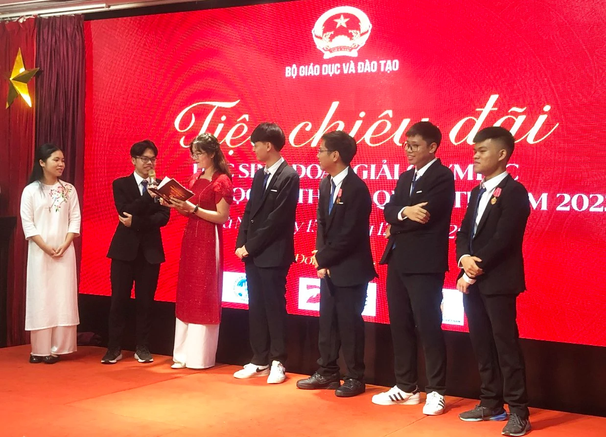 Các học sinh đạt giải Olympic quốc tế 2023 giao lưu.