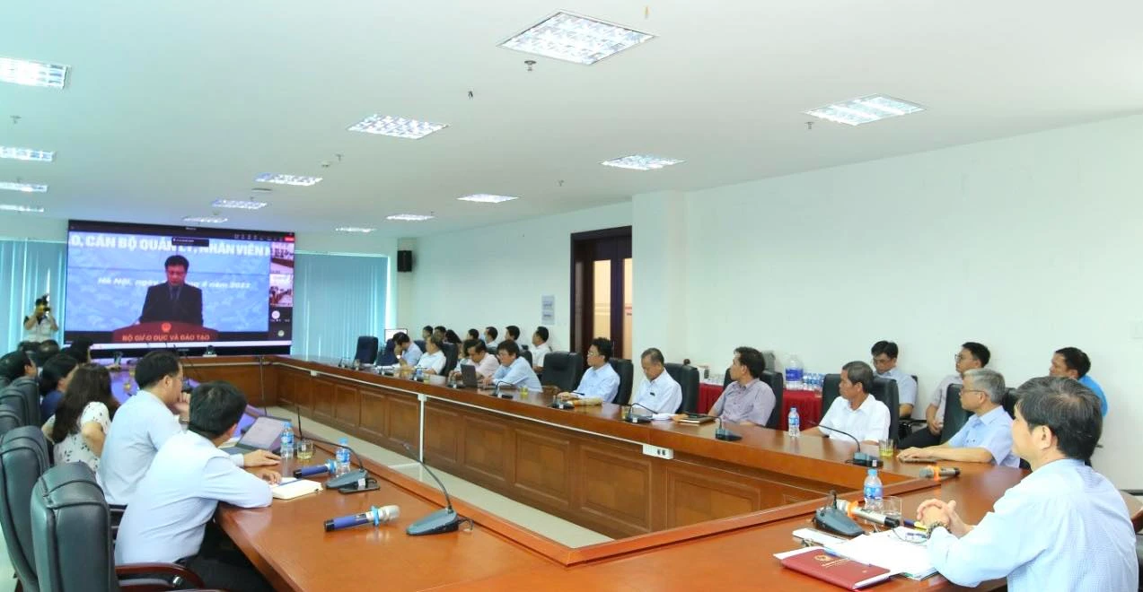 Hình ảnh đại biểu tham dự buổi gặp gỡ qua hình thức trực tuyến tại một số điểm cầu các đại học, trường đại học.