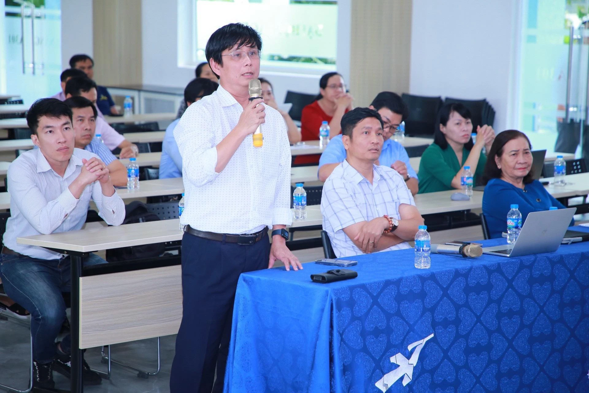 Hình ảnh đại biểu tham dự buổi gặp gỡ qua hình thức trực tuyến tại một số điểm cầu các đại học, trường đại học.