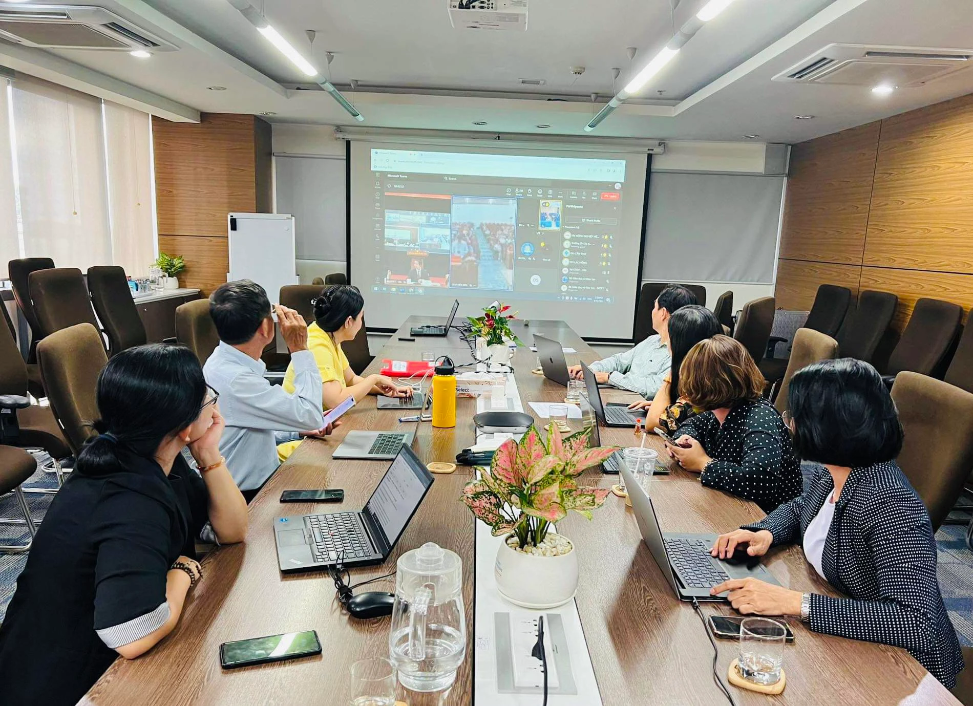 Hình ảnh đại biểu tham dự buổi gặp gỡ qua hình thức trực tuyến tại một số điểm cầu các đại học, trường đại học.