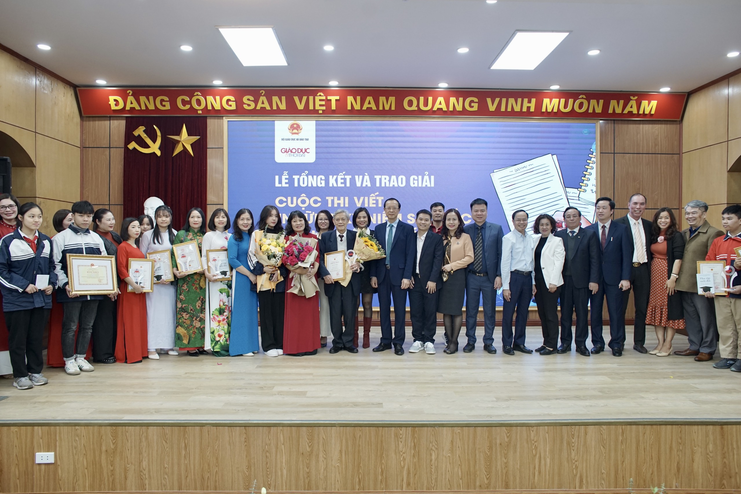 Thứ trưởng Phạm Ngọc Thưởng, các đại biểu dự buổi Lễ chụp ảnh lưu niệm cùng tác tác giả đạt giải. Thứ trưởng Phạm Ngọc Thưởng, các đại biểu dự buổi Lễ chụp ảnh lưu niệm cùng tác tác giả đạt giải.