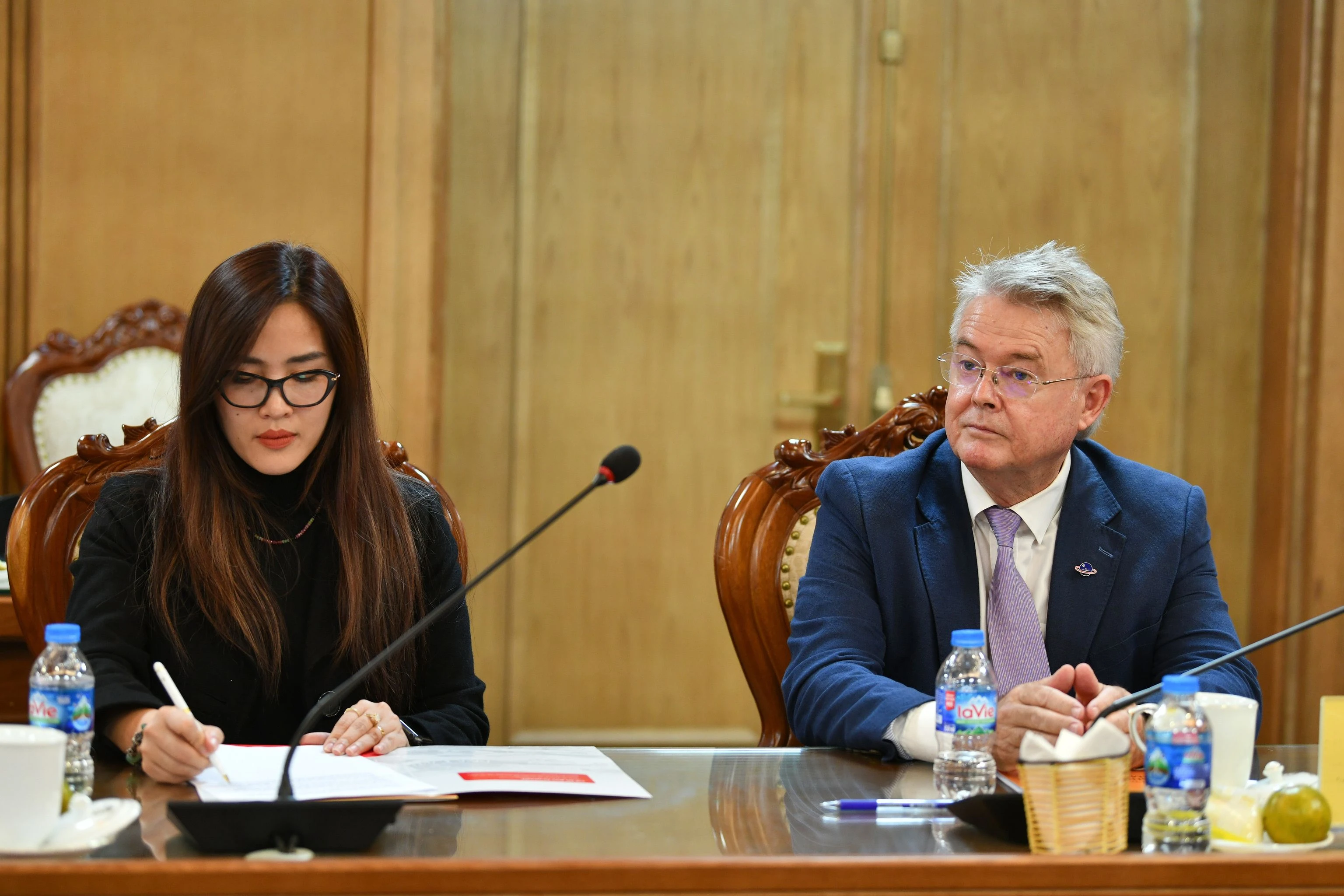 Các đại biểu tham dự buổi họp báo.