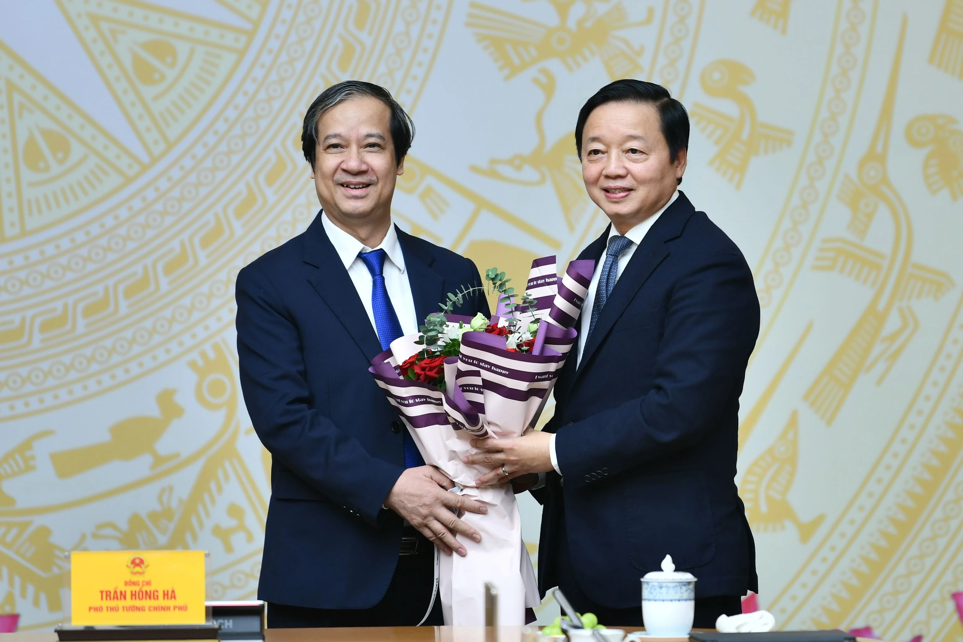 Bộ trưởng Bộ GD&amp;ĐT Nguyễn Kim Sơn tặng hoa Phó Thủ tướng Trần Hồng Hà.