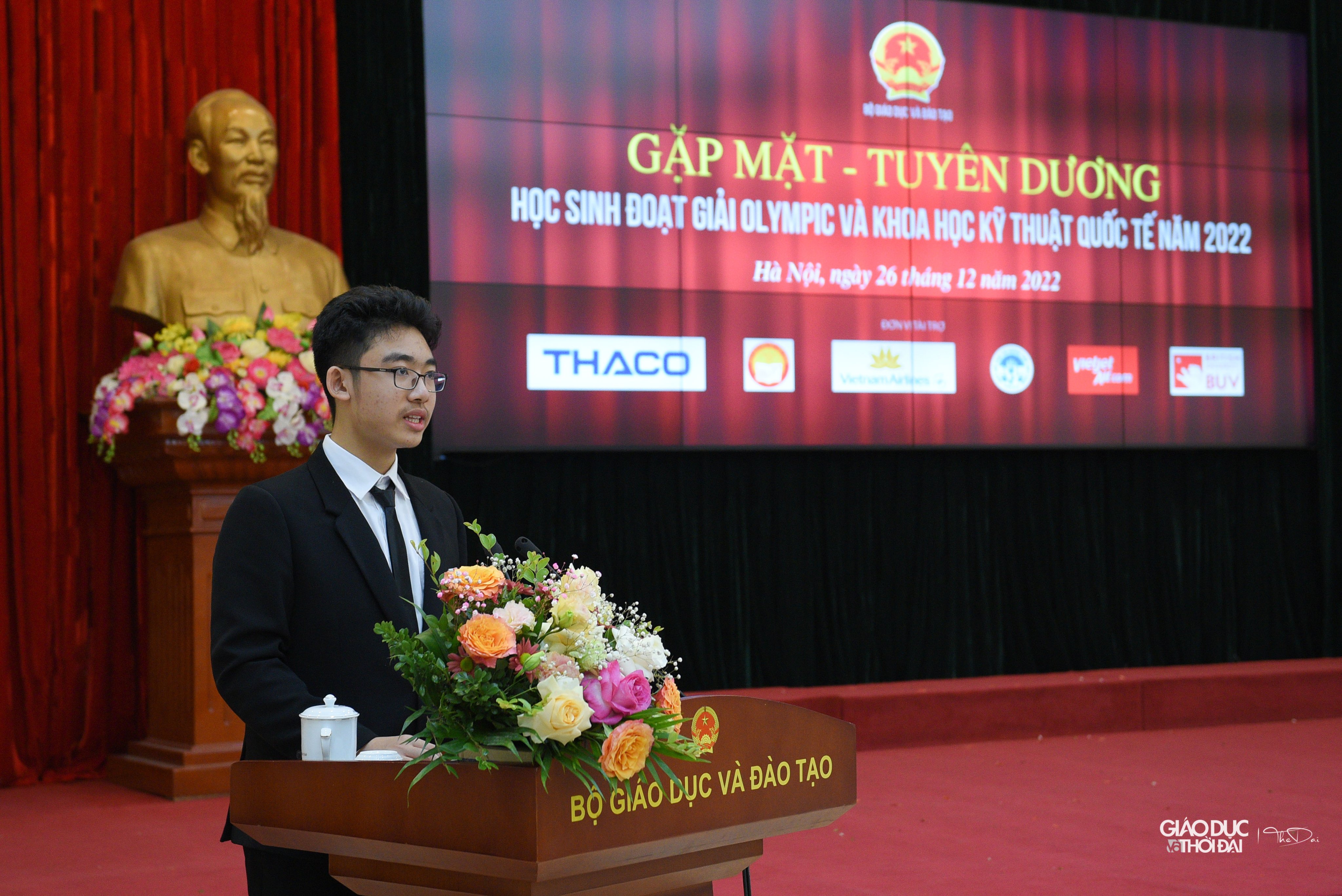 Em Võ Hoàng Hải, Huy chương Vàng Olympic Vật lí quốc tế năm 2022 phát biểu. Em Võ Hoàng Hải, Huy chương Vàng Olympic Vật lí quốc tế năm 2022 phát biểu.