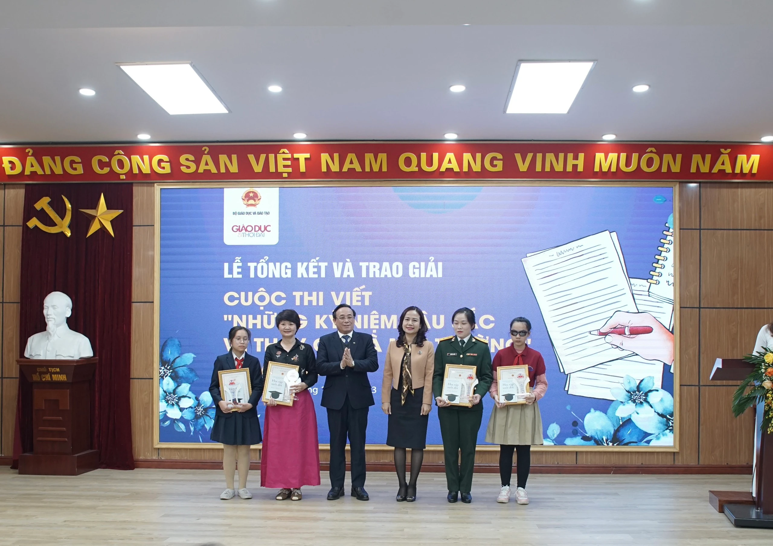 Bà Vương Hương Giang - Phó Giám đốc Sở GD&amp;ĐT Hà Nội và ông Trần Văn Lam - Phó Vụ trưởng Vụ Giáo dục Thể chất, Bộ GD&amp;ĐT trao thưởng cho các tác giả có tác phẩm ấn tượng vào vòng Chung khảo.