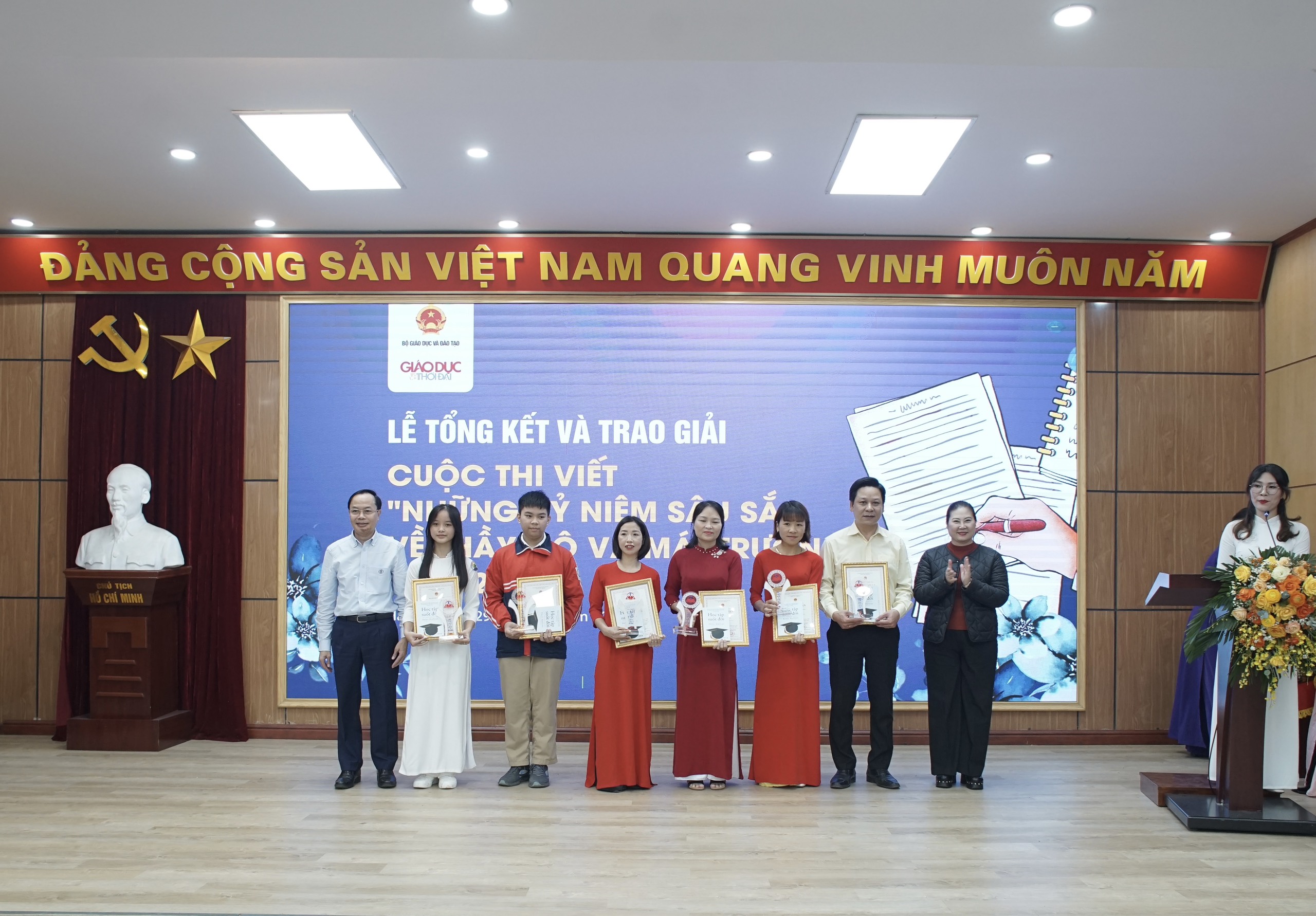 Ông Lê Đình Nghị - Phó Chánh Thanh tra Bộ GD&ĐT và bà Trịnh Hoài Thu - Phó Vụ trưởng Vụ Giáo dục Tiểu học, Bộ GD&ĐT trao giải Ba cho các tác giả đạt giải. Ông Lê Đình Nghị - Phó Chánh Thanh tra Bộ GD&ĐT và bà Trịnh Hoài Thu - Phó Vụ trưởng Vụ Giáo dục Tiểu học, Bộ GD&ĐT trao giải Ba cho các tác giả đạt giải.