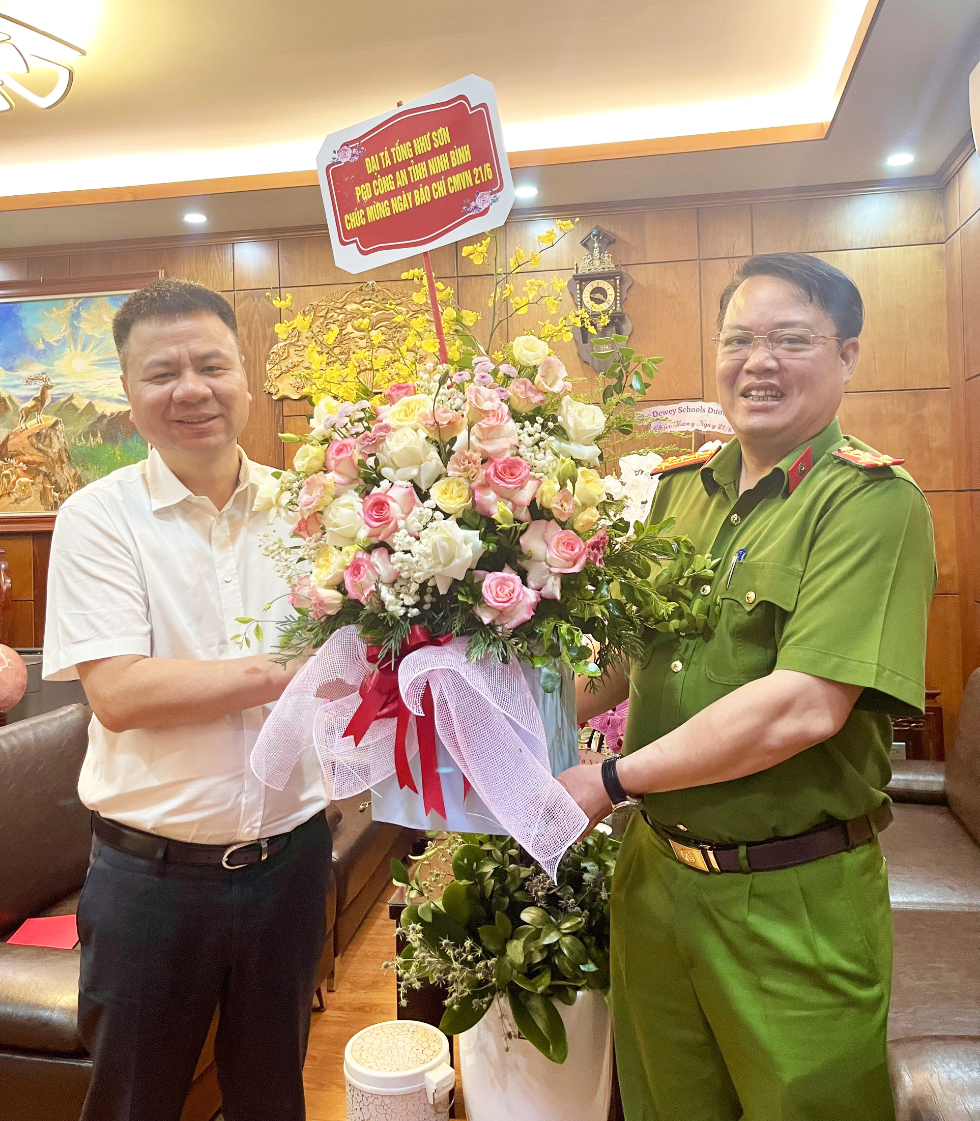 Đại tá Tống Như Sơn, Phó Giám đốc Công an tỉnh Ninh Bình tặng hoa chúc mừng.