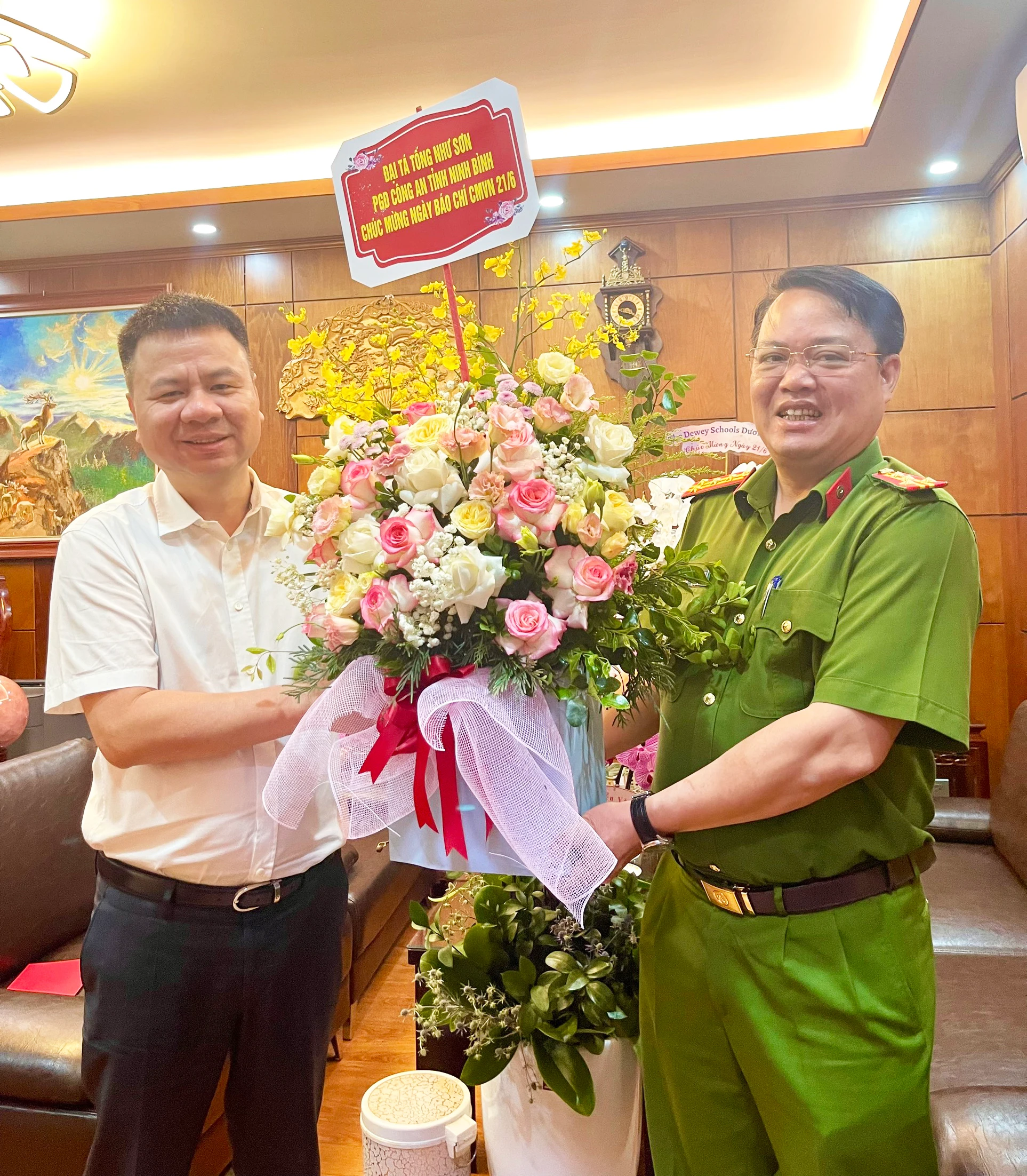 Đại tá Tống Như Sơn, Phó Giám đốc Công an tỉnh Ninh Bình tặng hoa chúc mừng.