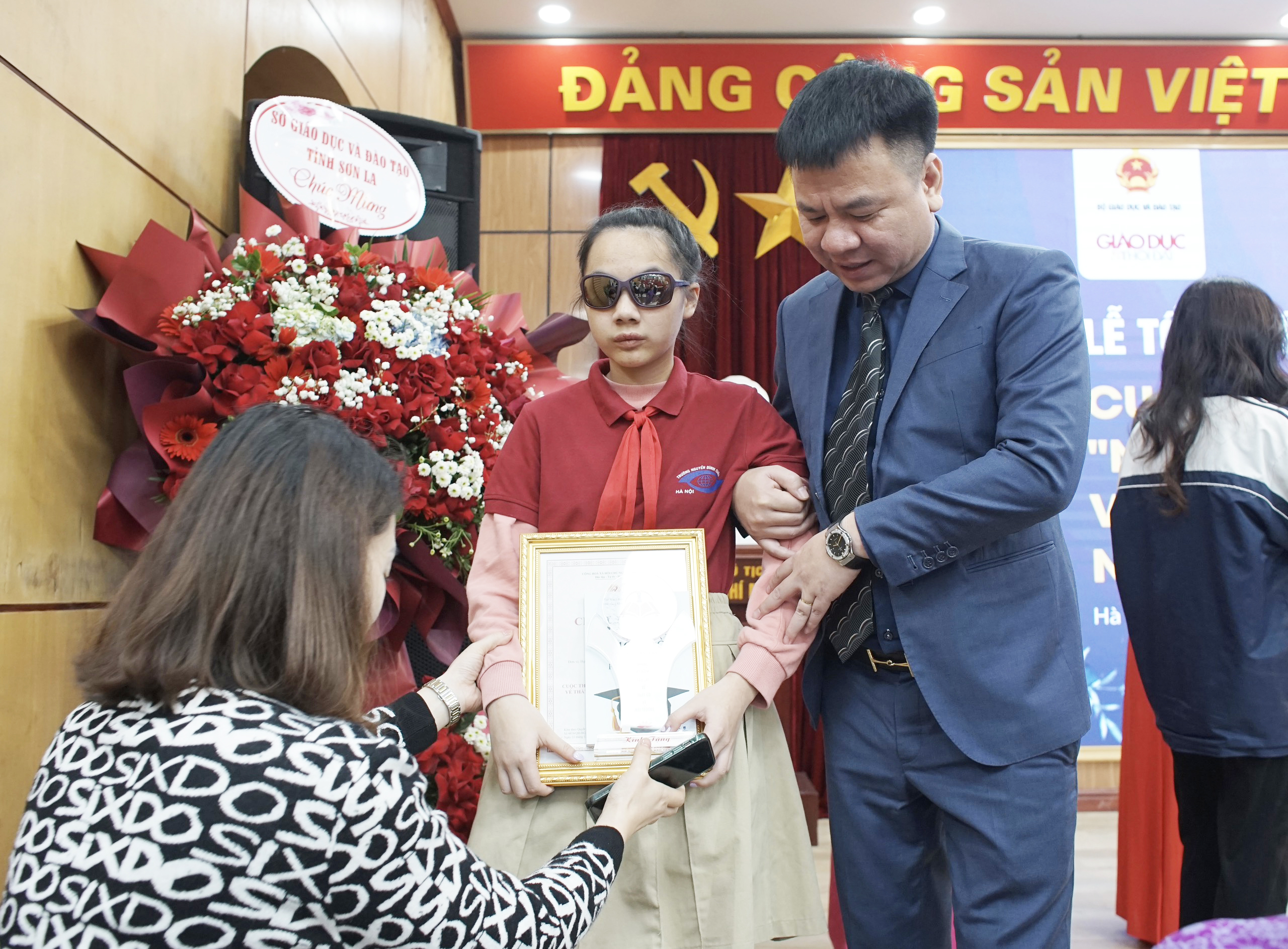 Nhà báo Triệu Ngọc Lâm, Tổng Biên tập Báo Giáo dục và Thời đại và tác giả Đỗ Ngọc Minh Châu, học sinh Lớp 5A3, Trường PTCS Nguyễn Đình Chiểu, Hà Nội. Nhà báo Triệu Ngọc Lâm, Tổng Biên tập Báo Giáo dục và Thời đại và tác giả Đỗ Ngọc Minh Châu, học sinh Lớp 5A3, Trường PTCS Nguyễn Đình Chiểu, Hà Nội.