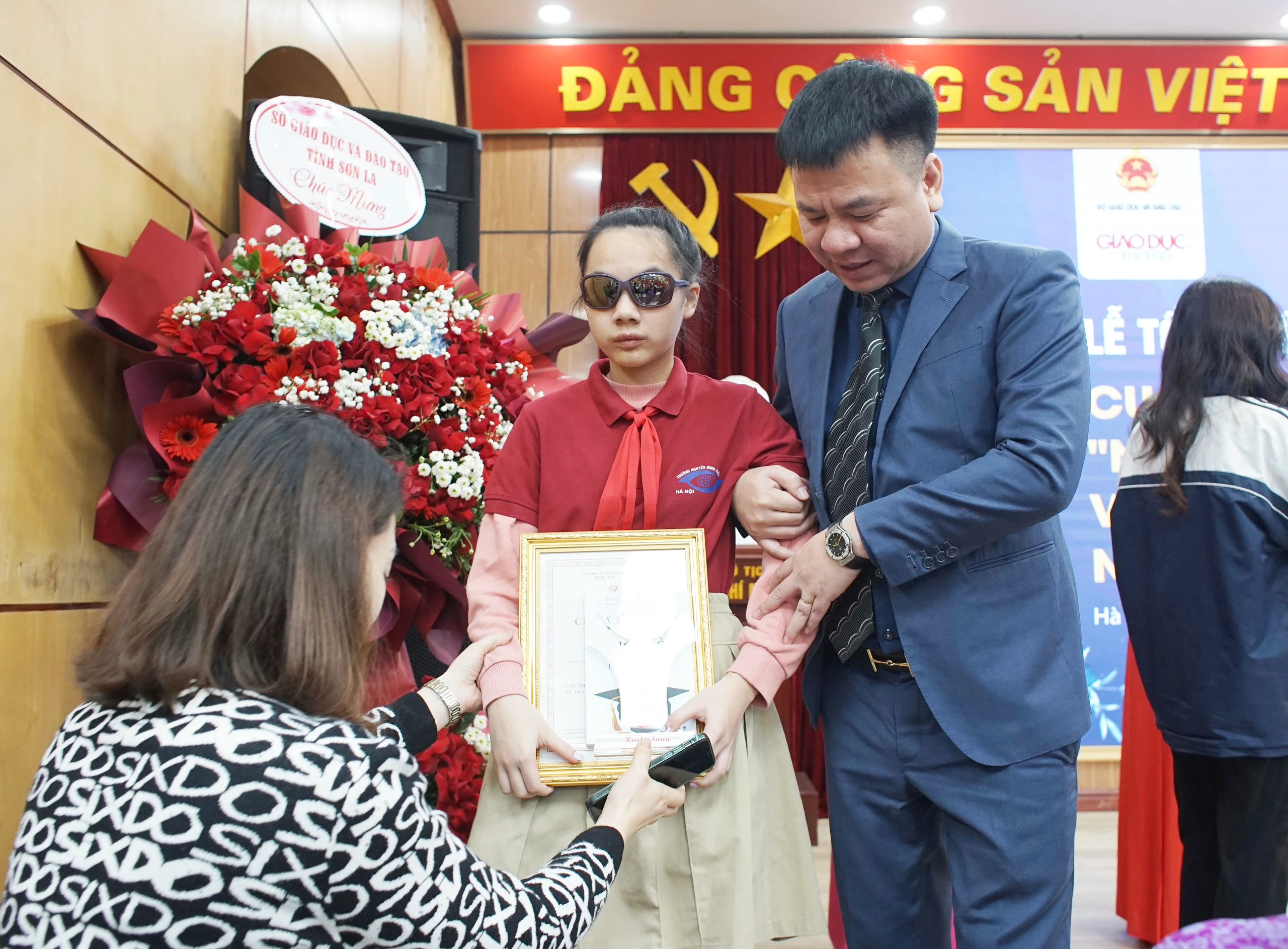 Nhà báo Triệu Ngọc Lâm, Tổng Biên tập Báo Giáo dục và Thời đại và tác giả Đỗ Ngọc Minh Châu, học sinh Lớp 5A3, Trường PTCS Nguyễn Đình Chiểu, Hà Nội.