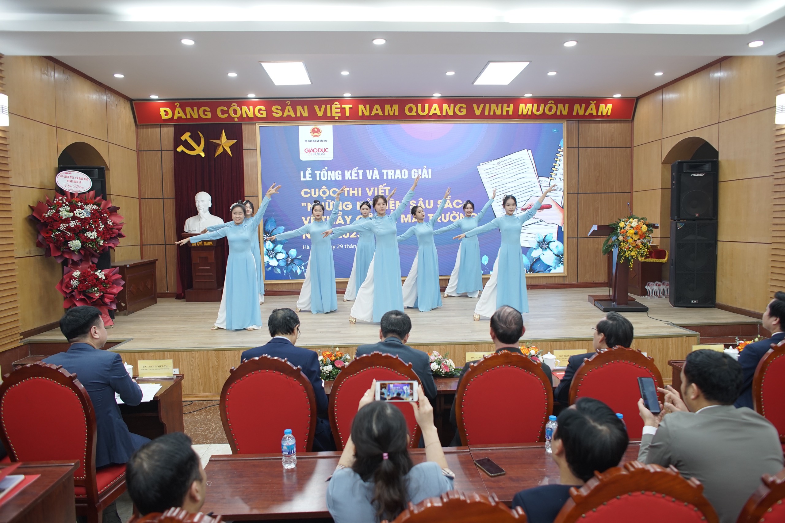 Tiết mục văn nghệ chào mừng của các em học sinh Trường THPT Việt - Đức (Hà Nội) Tiết mục văn nghệ chào mừng của các em học sinh Trường THPT Việt - Đức (Hà Nội)