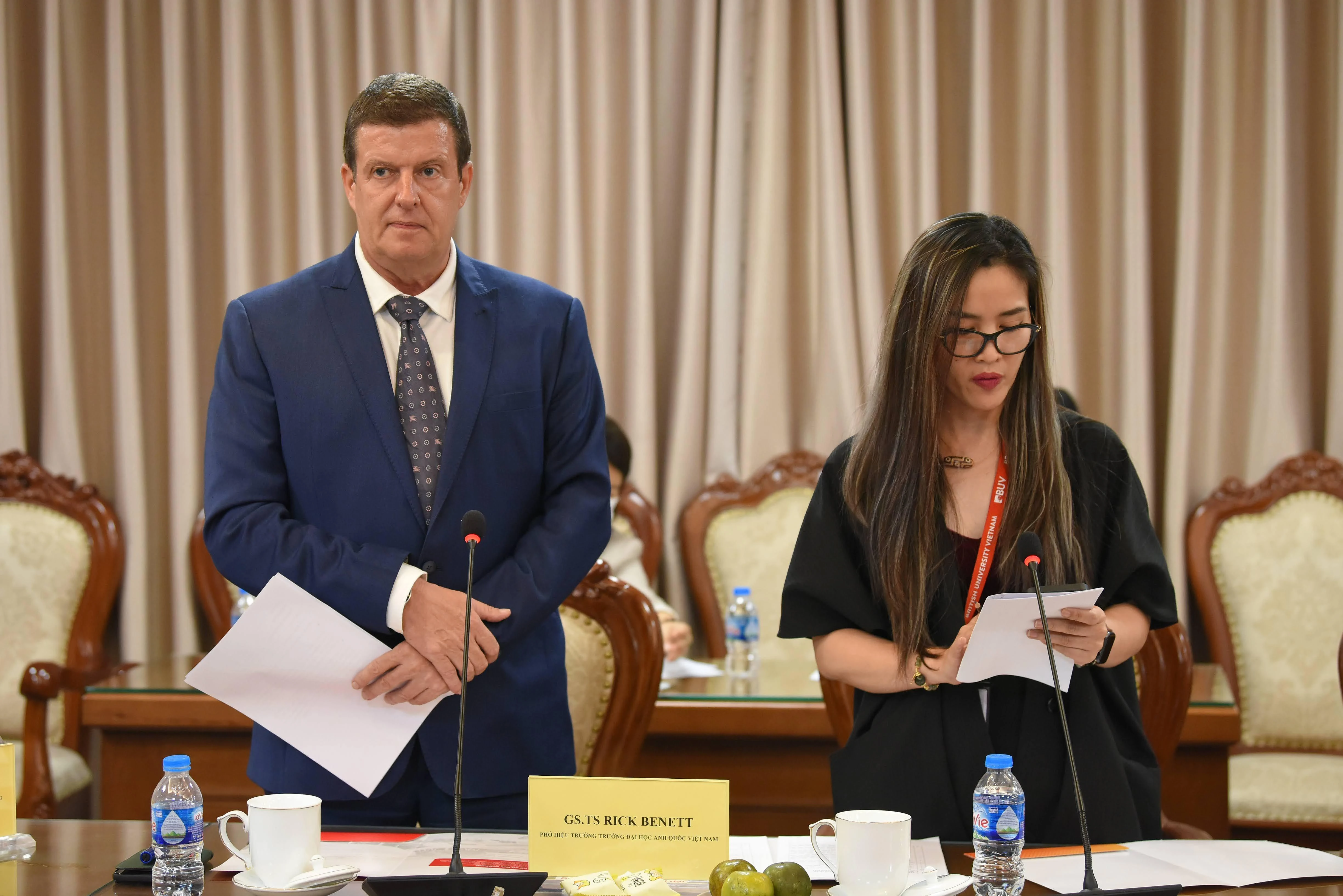 Ông Rick Benett - Phó Hiệu trưởng Trường ĐH Anh Quốc Việt Nam phát biểu tại buổi họp báo.