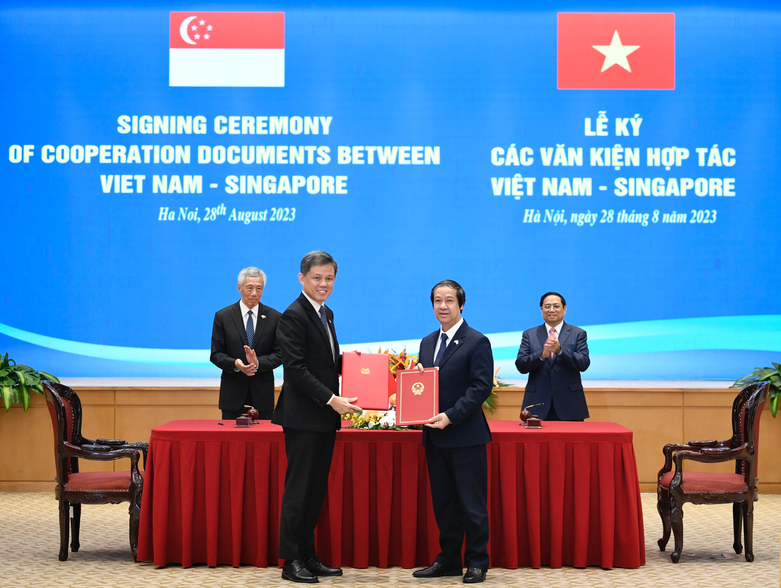 Bộ trưởng Bộ GD&amp;ĐT Việt Nam Nguyễn Kim Sơn và Bộ trưởng Bộ Giáo dục Singapore Chan Chun Sing ký kết Bản ghi nhớ về hợp tác giáo dục trước sự chứng kiến của Thủ tướng hai nước.