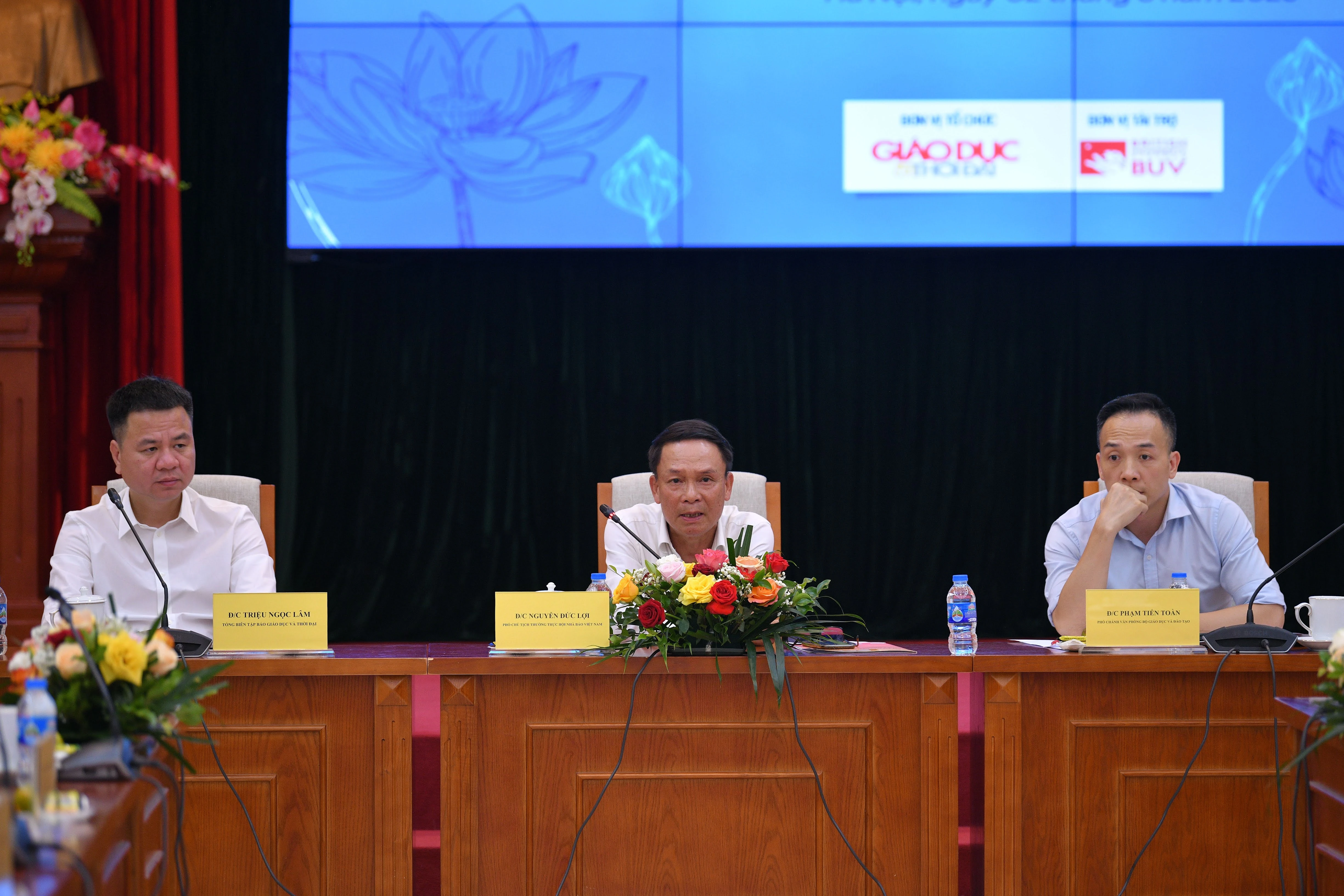 Từ trái qua phải: Nhà báo Triệu Ngọc Lâm - Tổng Biên tập Báo Giáo dục và Thời đại; ông Nguyễn Đức Lợi - Phó Chủ tịch thường trực Hội Nhà báo Việt Nam; ông Phạm Tiến Toàn - Phó Chánh Văn phòng Bộ Giáo dục và Đào tạo đồng chủ trì buổi Họp báo.
