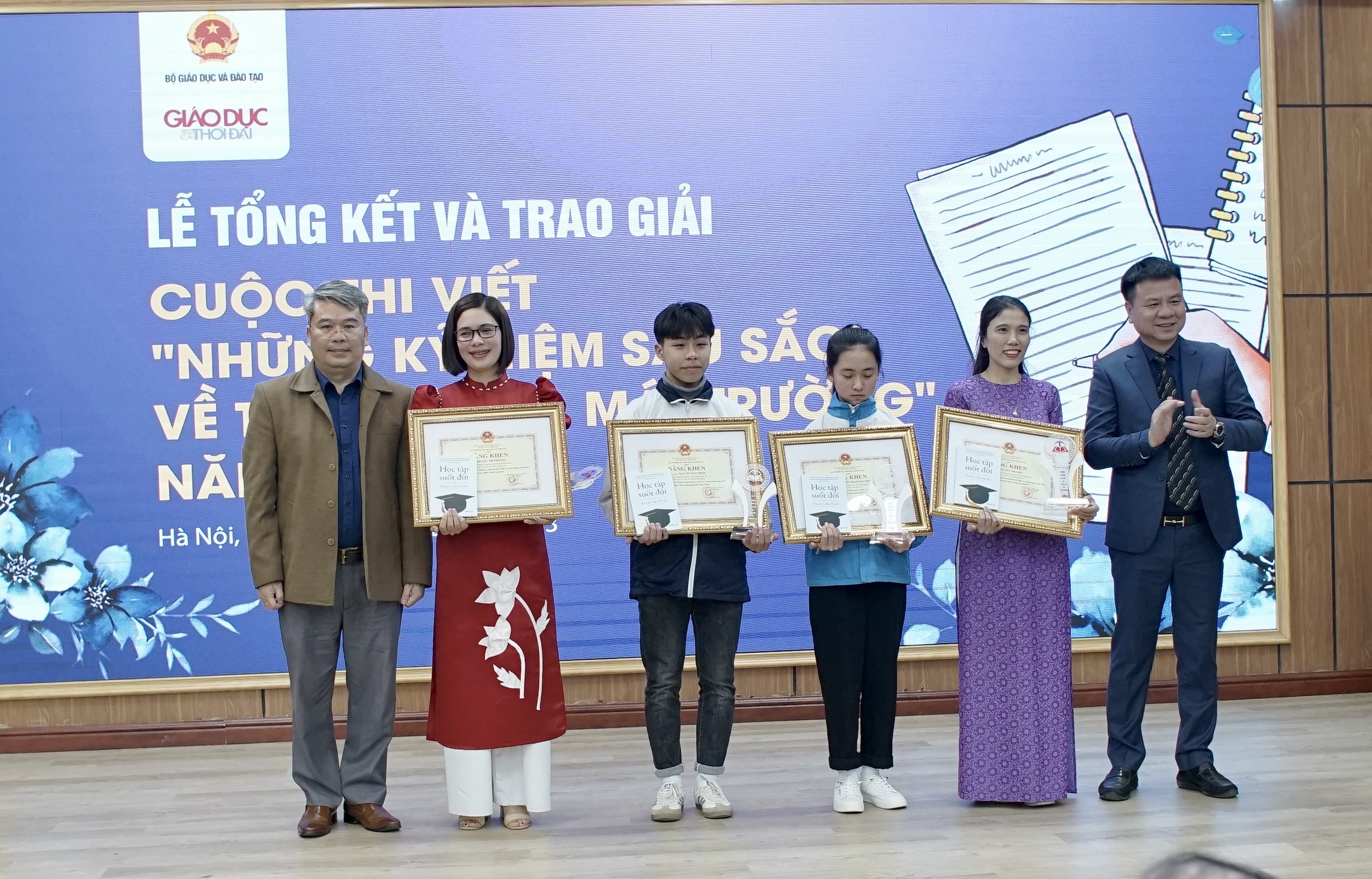 Nhà báo Triệu Ngọc Lâm - Tổng Biên tập Báo Giáo dục và Thời đại và ông Phạm Quỳnh, Phó Tổng Biên tập Nhà xuất bản Giáo dục Việt Nam trao giải cho các tác giả có tác phẩm đạt giải Nhì. Nhà báo Triệu Ngọc Lâm - Tổng Biên tập Báo Giáo dục và Thời đại và ông Phạm Quỳnh, Phó Tổng Biên tập Nhà xuất bản Giáo dục Việt Nam trao giải cho các tác giả có tác phẩm đạt giải Nhì.