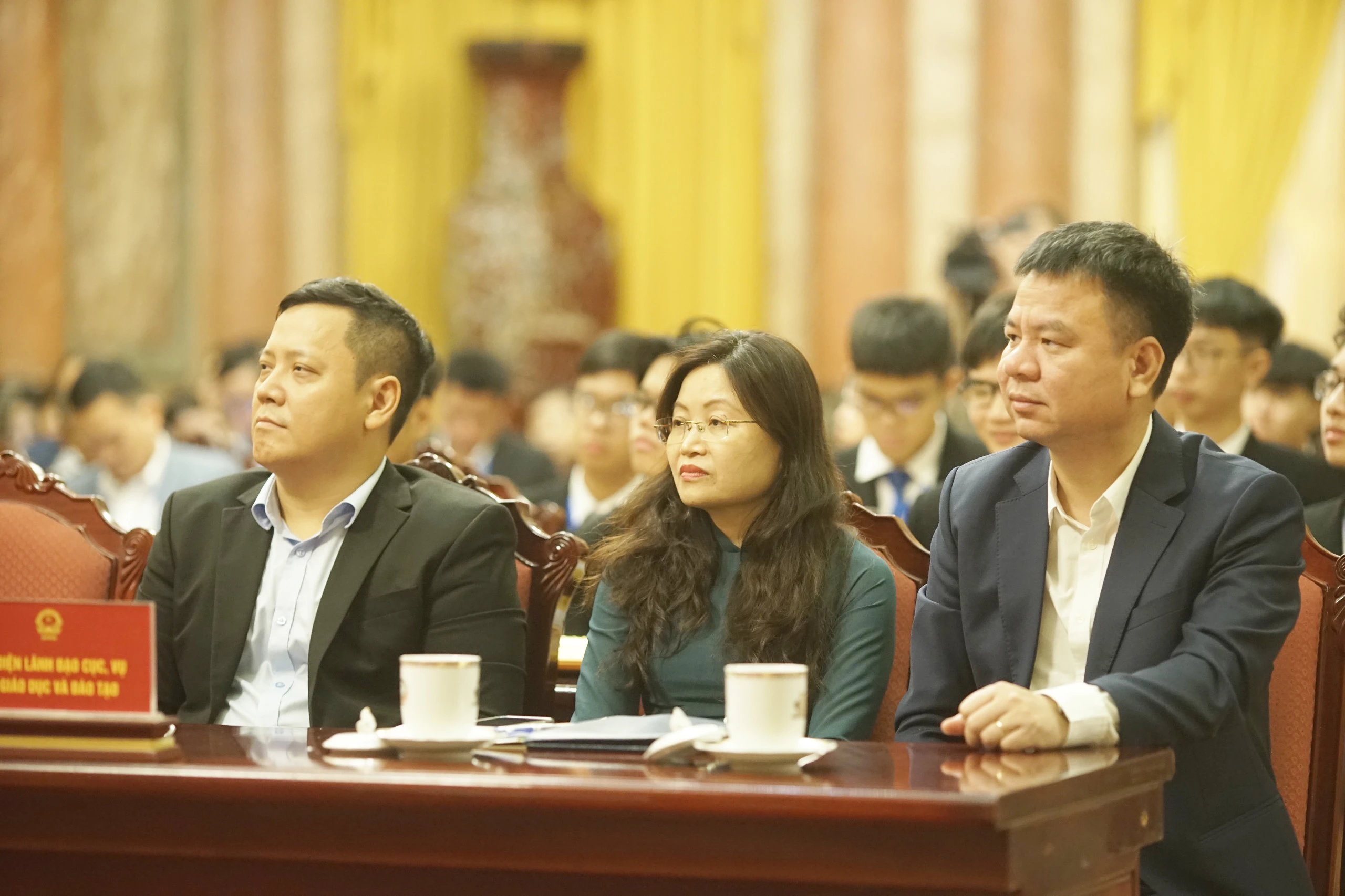 Nhà báo Triệu Ngọc Lâm - Tổng Biên tập Báo GD&TĐ (bên phải), bà Nguyễn Thị Hạnh - Phó Vụ trưởng Vụ Tổ chức cán bộ (Bộ GD&ĐT) và GS.TS Lê Anh Vinh – Trưởng đoàn Olympic Toán học quốc tế tham dự buổi gặp mặt. Nhà báo Triệu Ngọc Lâm - Tổng Biên tập Báo GD&TĐ (bên phải), bà Nguyễn Thị Hạnh - Phó Vụ trưởng Vụ Tổ chức cán bộ (Bộ GD&ĐT) và GS.TS Lê Anh Vinh – Trưởng đoàn Olympic Toán học quốc tế tham dự buổi gặp mặt.