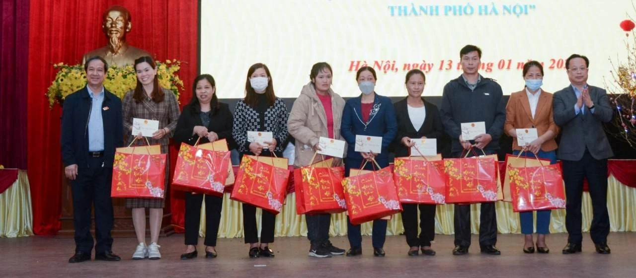 Bộ trưởng Nguyễn Kim Sơn tặng quà chúc Tết giáo viên có hoàn cảnh khó khăn đã và đang công tác tại các trường học trên địa bàn huyện Ứng Hòa.