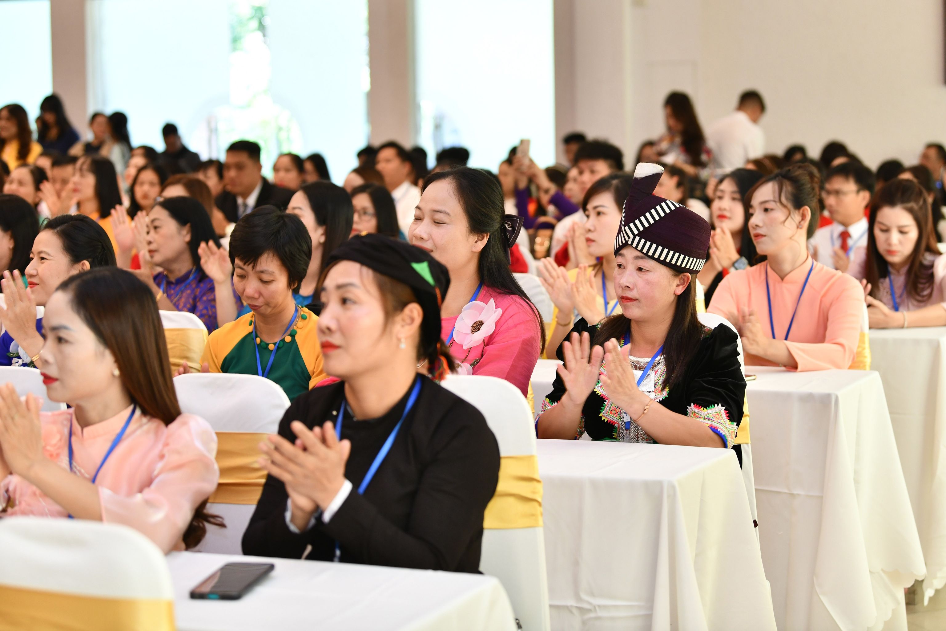 Niềm vui của các thầy cô giáo dự Lễ tuyên dương.