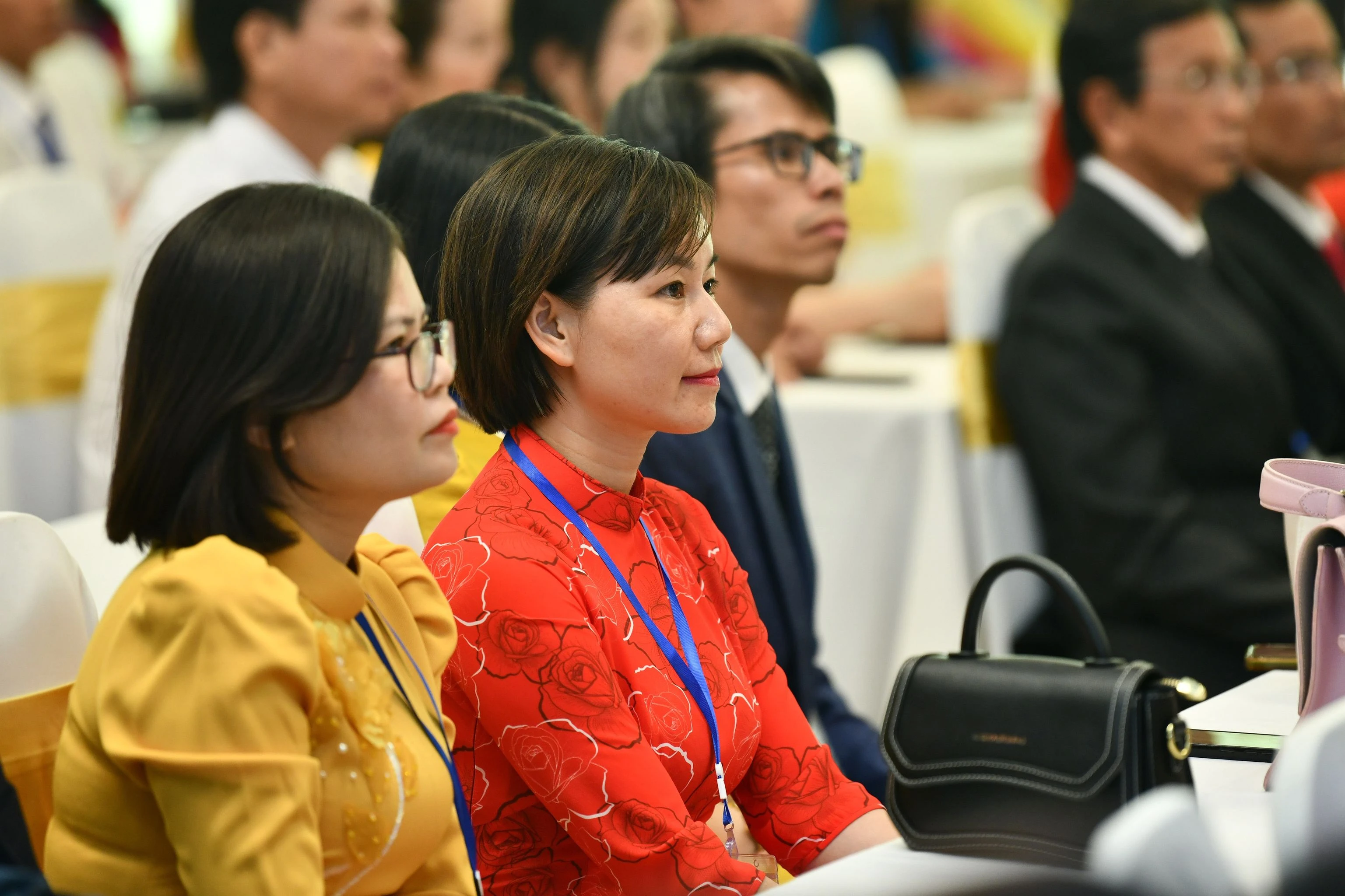 Niềm vui của các thầy cô giáo dự Lễ tuyên dương.