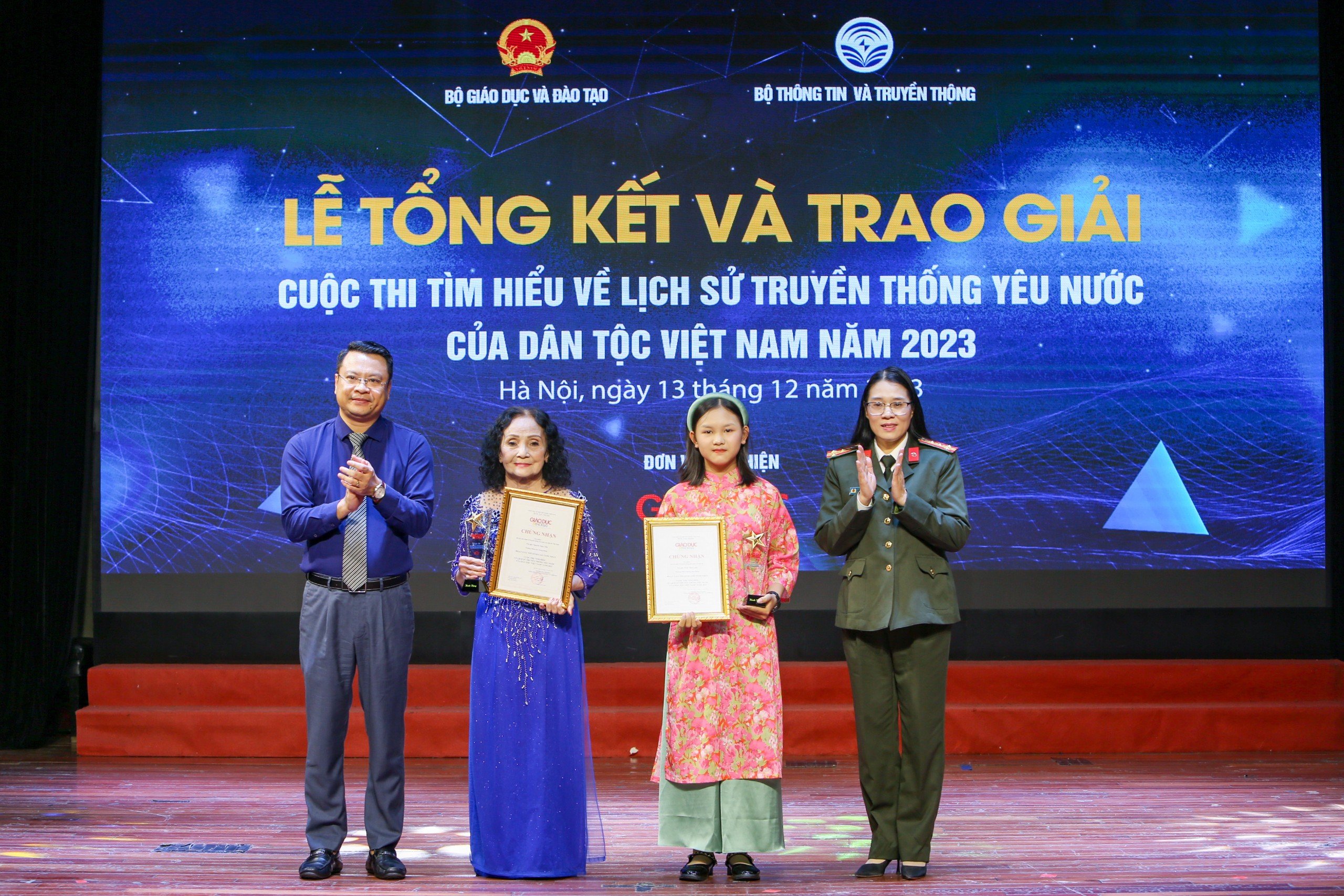 Ông Phạm Văn Trung - Giám đốc Trung tâm Truyền thông và Sự kiện, Bộ Giáo dục và Đào tạo và bà Lưu Thị Bích Ngọc - Phó Viện trưởng Viện Lịch sử Công an nhân dân trao giải cho tác giả nhỏ tuổi và cao tuổi nhất.