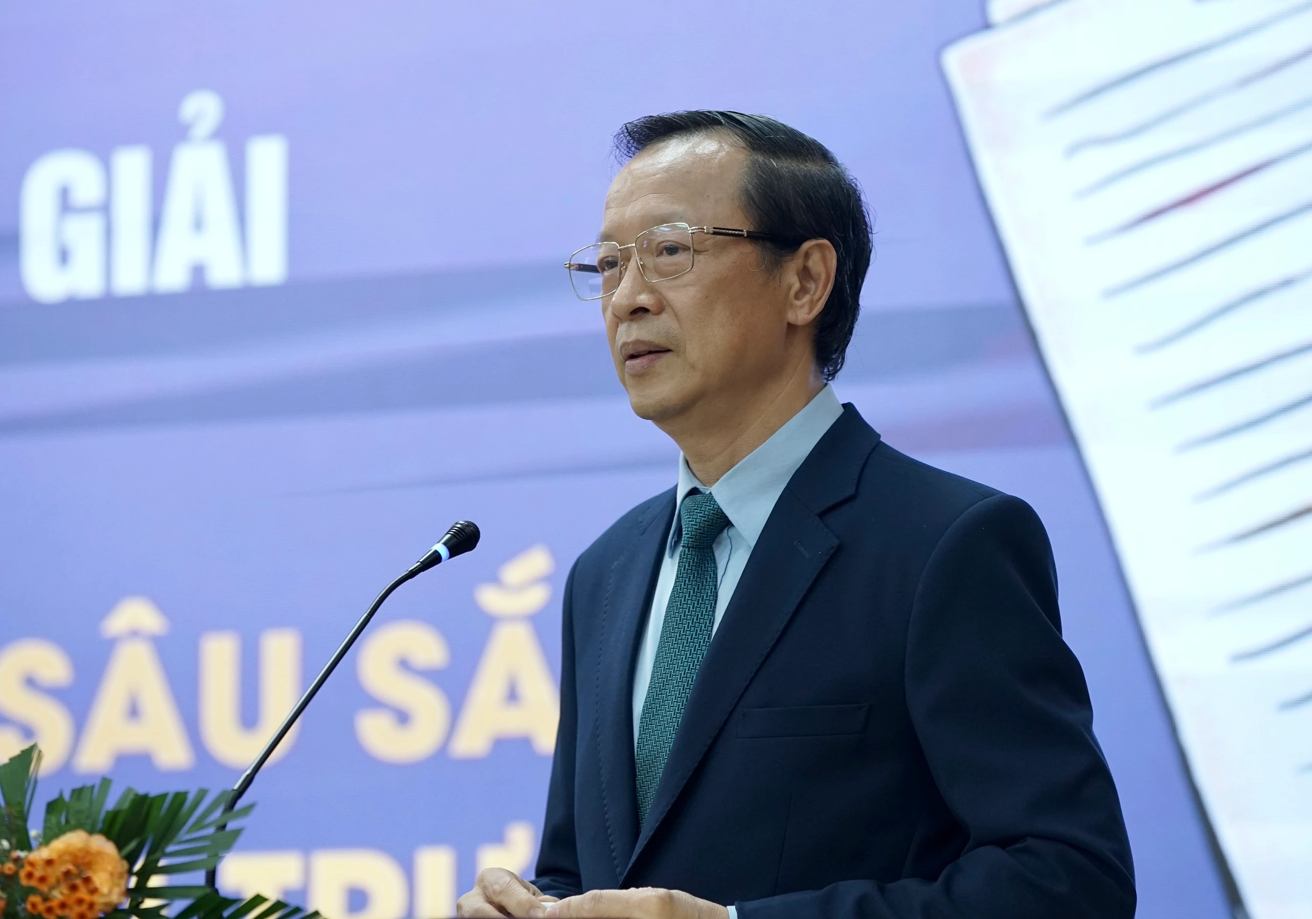 Thứ trưởng Phạm Ngọc Thưởng: Mỗi tác phẩm là tình cảm, sự tri ân, hồi ức tốt đẹp về thầy cô và mái trường.