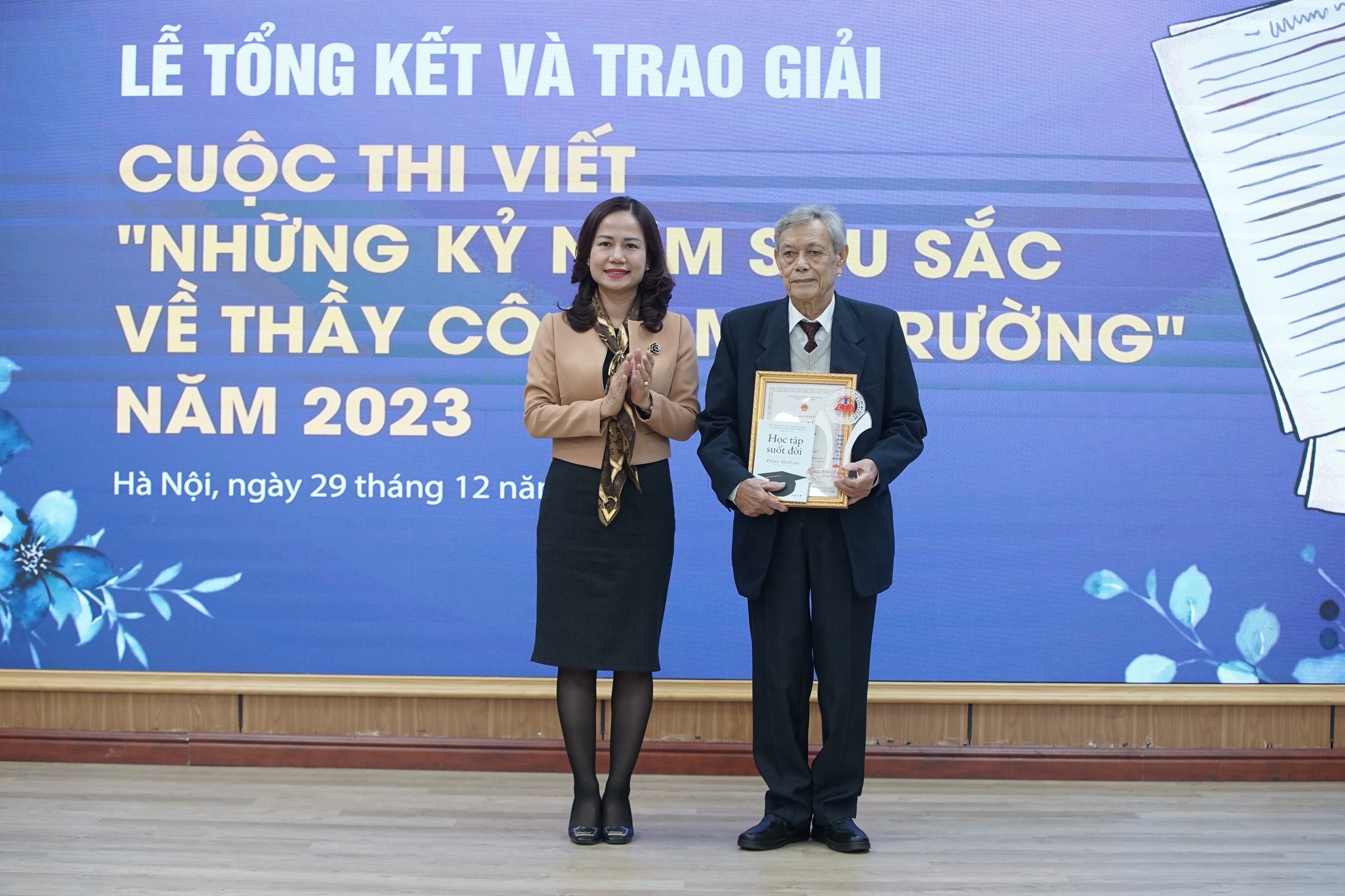Bà Vương Hương Giang - Phó Giám đốc Sở GD&ĐT Hà Nội trao giải nhân vật cho thầy giáo Trần Thọ Đổng, nguyên Hiệu trưởng Trường THPT Nghi Lộc 3. Bà Vương Hương Giang - Phó Giám đốc Sở GD&ĐT Hà Nội trao giải nhân vật cho thầy giáo Trần Thọ Đổng, nguyên Hiệu trưởng Trường THPT Nghi Lộc 3.