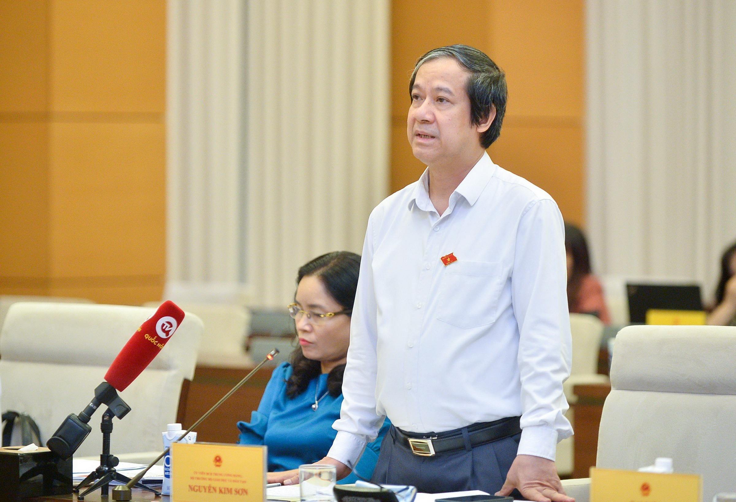 Bộ trưởng Bộ GD&ĐT Nguyễn Kim Sơn trao đổi tại phiên họp. Bộ trưởng Bộ GD&ĐT Nguyễn Kim Sơn trao đổi tại phiên họp.