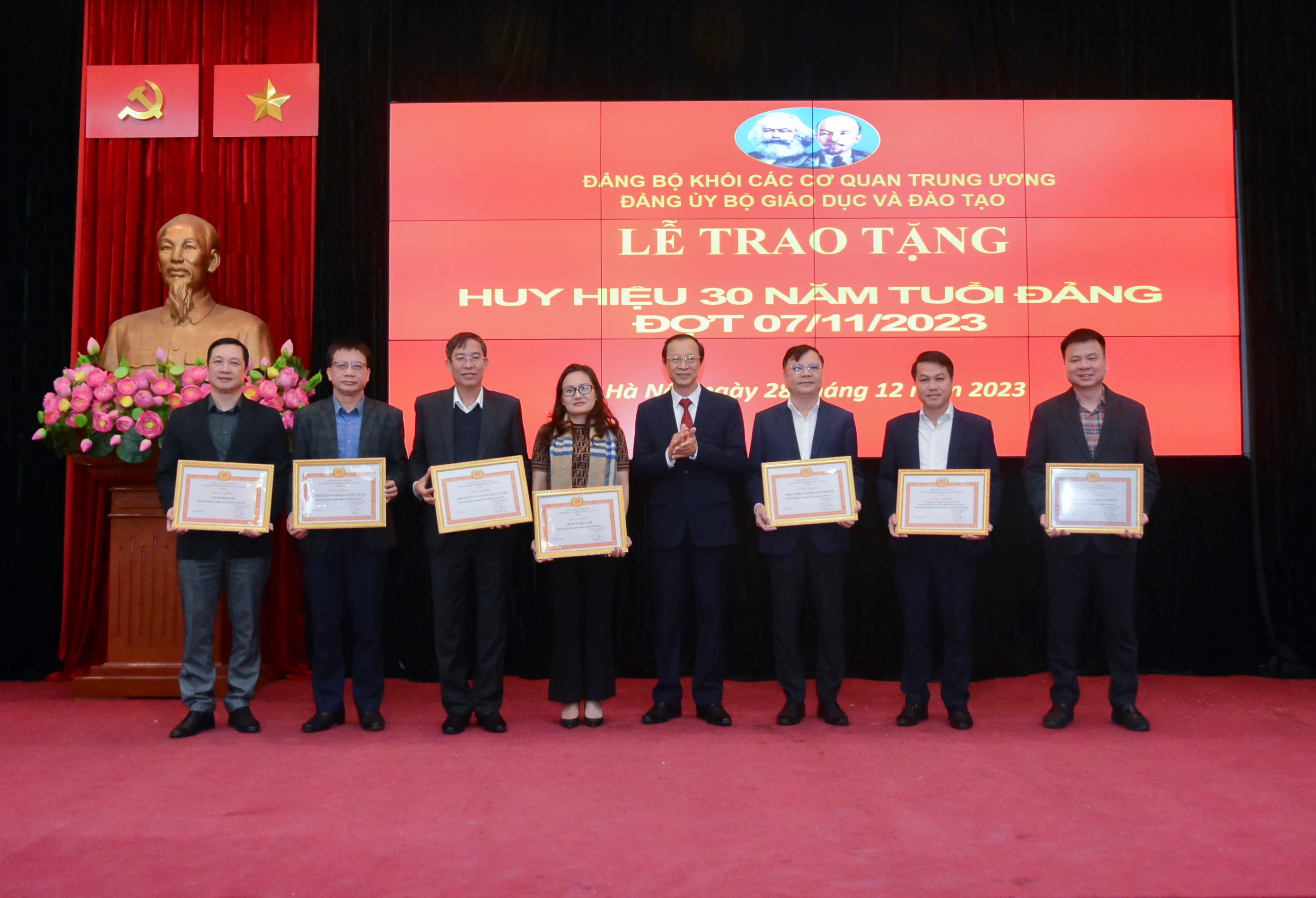 Thứ trưởng Phạm Ngọc Thưởng trao Giấy khen cho các Chi, Đảng bộ hoàn thành xuất sắc nhiệm vụ năm 2023, trong đó có 1 Chi bộ hoàn thành xuất sắc nhiệm vụ 5 năm liền.