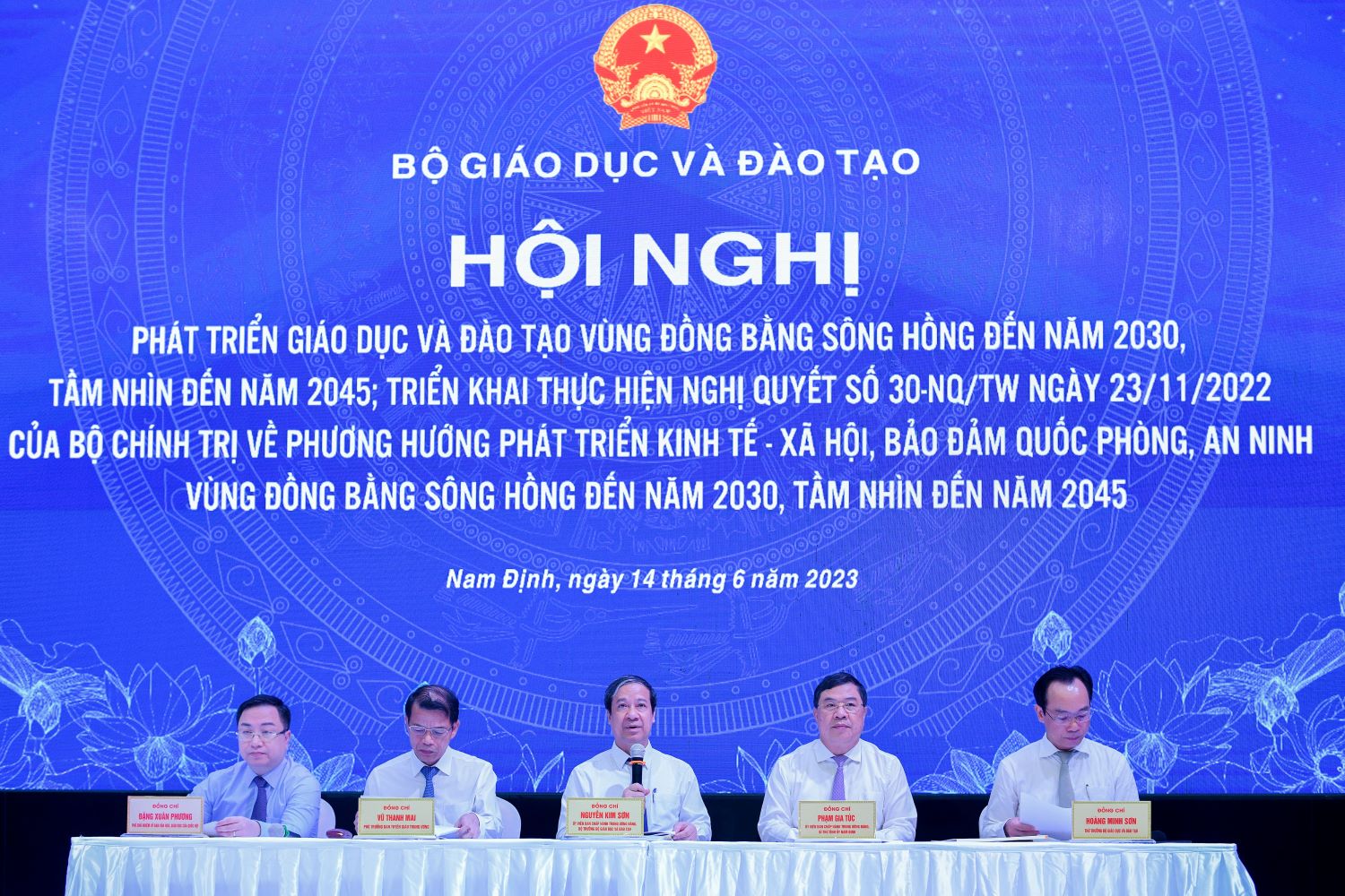 Chủ trì phần tham luận, thảo luận tại Hội nghị (từ trái qua phải ảnh): Phó Chủ nhiệm Ủy ban Văn hóa, Giáo dục của Quốc hội Đặng Xuân Phương; Phó Trưởng Ban Tuyên Giáo Trung ương Vũ Thanh Mai; Bộ trưởng Nguyễn Kim Sơn; Bí thư Tỉnh uỷ Nam Định Phạm Gia Túc; Thứ trưởng Bộ GD&amp;ĐT Hoàng Minh Sơn.