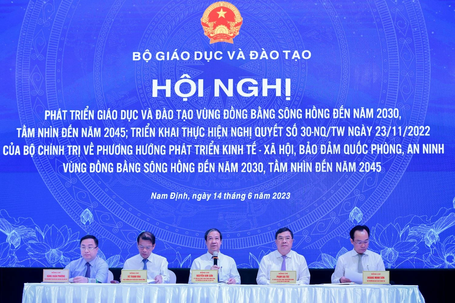 Chủ trì phần tham luận, thảo luận tại Hội nghị (từ trái qua phải ảnh): Phó Chủ nhiệm Ủy ban Văn hóa, Giáo dục của Quốc hội Đặng Xuân Phương; Phó Trưởng Ban Tuyên Giáo Trung ương Vũ Thanh Mai; Bộ trưởng Nguyễn Kim Sơn; Bí thư Tỉnh uỷ Nam Định Phạm Gia Túc; Thứ trưởng Bộ GD&amp;ĐT Hoàng Minh Sơn.