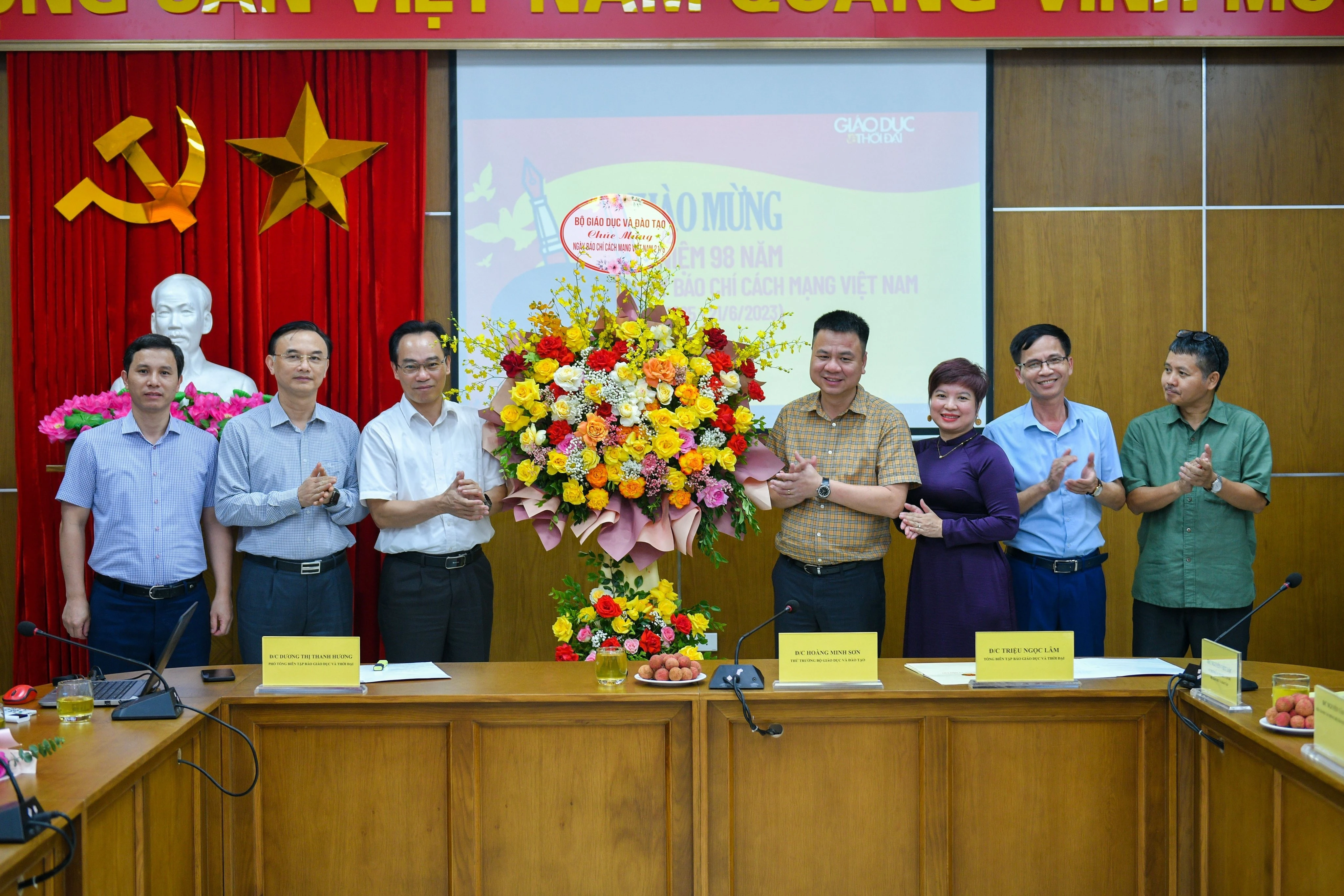 Thứ trưởng Bộ GD&amp;ĐT Hoàng Minh Sơn tặng hoa, chúc mừng tập thể Báo Giáo dục &amp; Thời đại nhân kỷ niệm 98 năm Ngày Báo chí cách mạng Việt Nam.