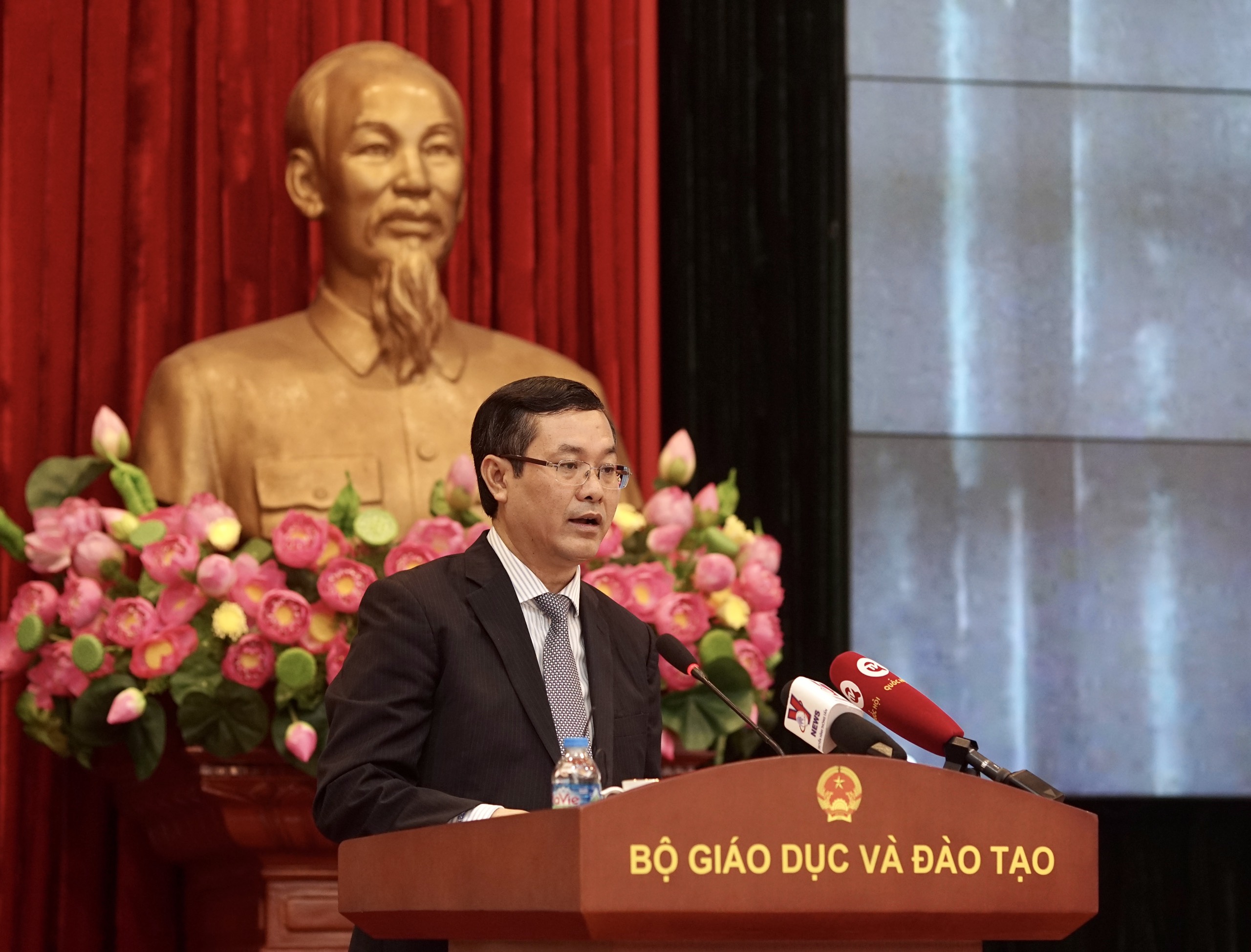 Thứ trưởng Bộ GD&ĐT Nguyễn Văn Phúc báo cáo tóm tắt kết quả 10 năm thực hiện Nghị quyết số 29. Thứ trưởng Bộ GD&ĐT Nguyễn Văn Phúc báo cáo tóm tắt kết quả 10 năm thực hiện Nghị quyết số 29.