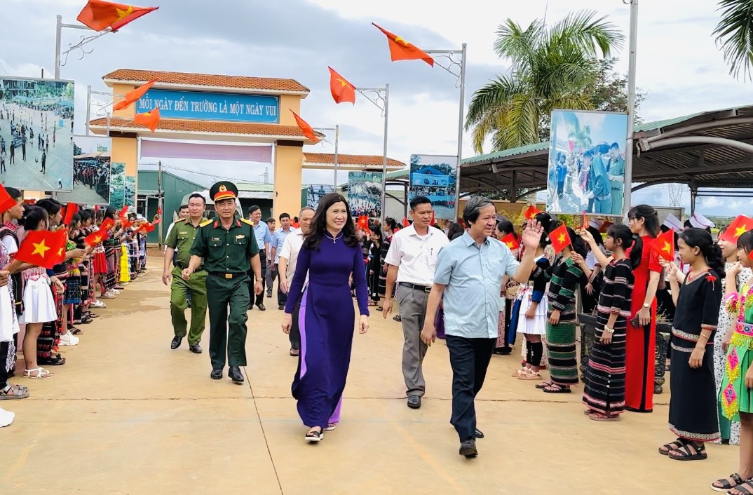 Bộ trưởng Nguyễn Kim Sơn đến thăm Trường THCS Hoàng Văn Thụ. Bộ trưởng Nguyễn Kim Sơn đến thăm Trường THCS Hoàng Văn Thụ.