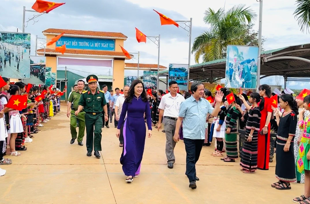 Bộ trưởng Nguyễn Kim Sơn đến thăm Trường THCS Hoàng Văn Thụ.